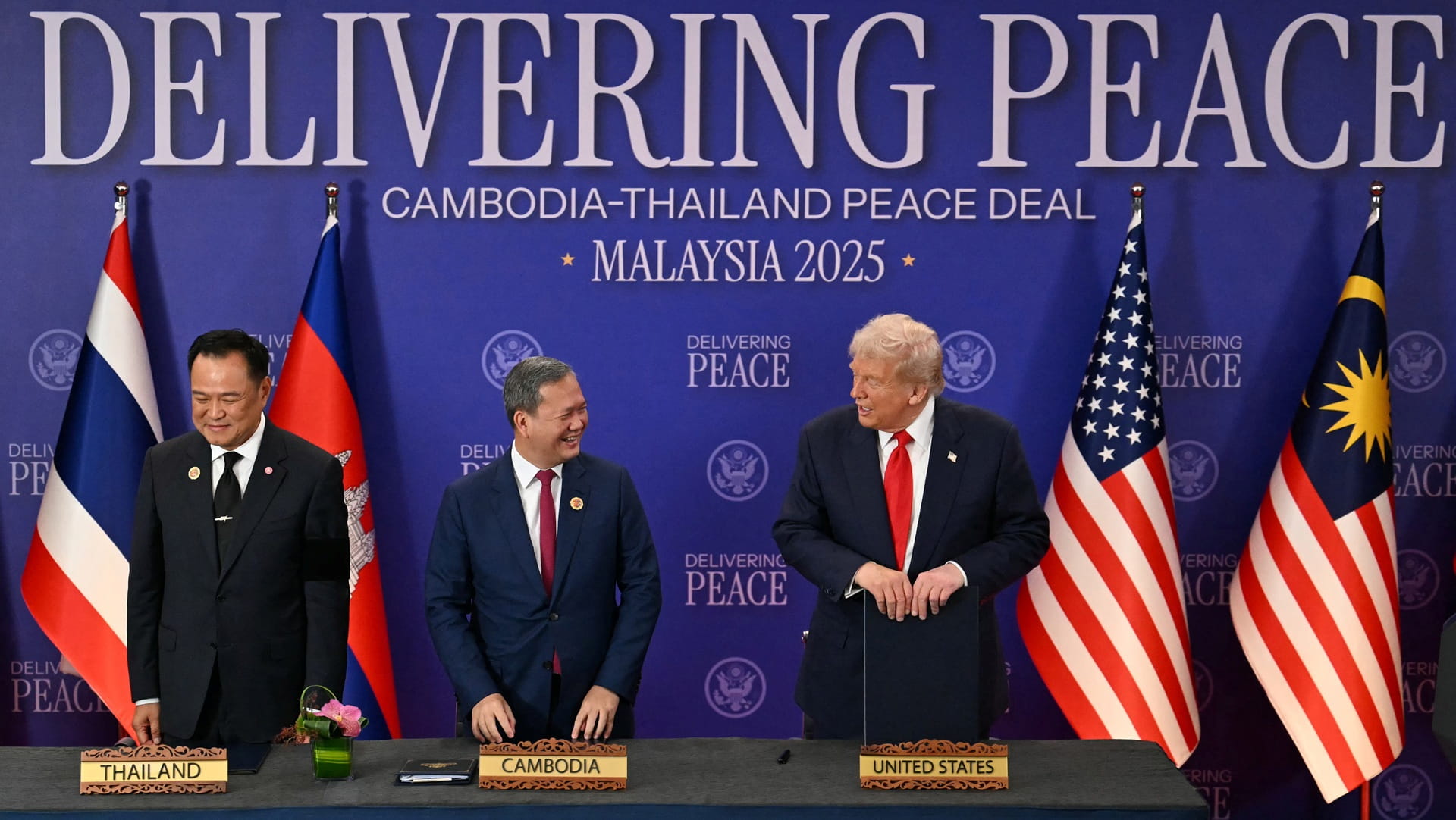 صورة بعنوان: تايلاند وكمبوديا توقعان اتفاقاً لوقف إطلاق النار بحضور ترامب 