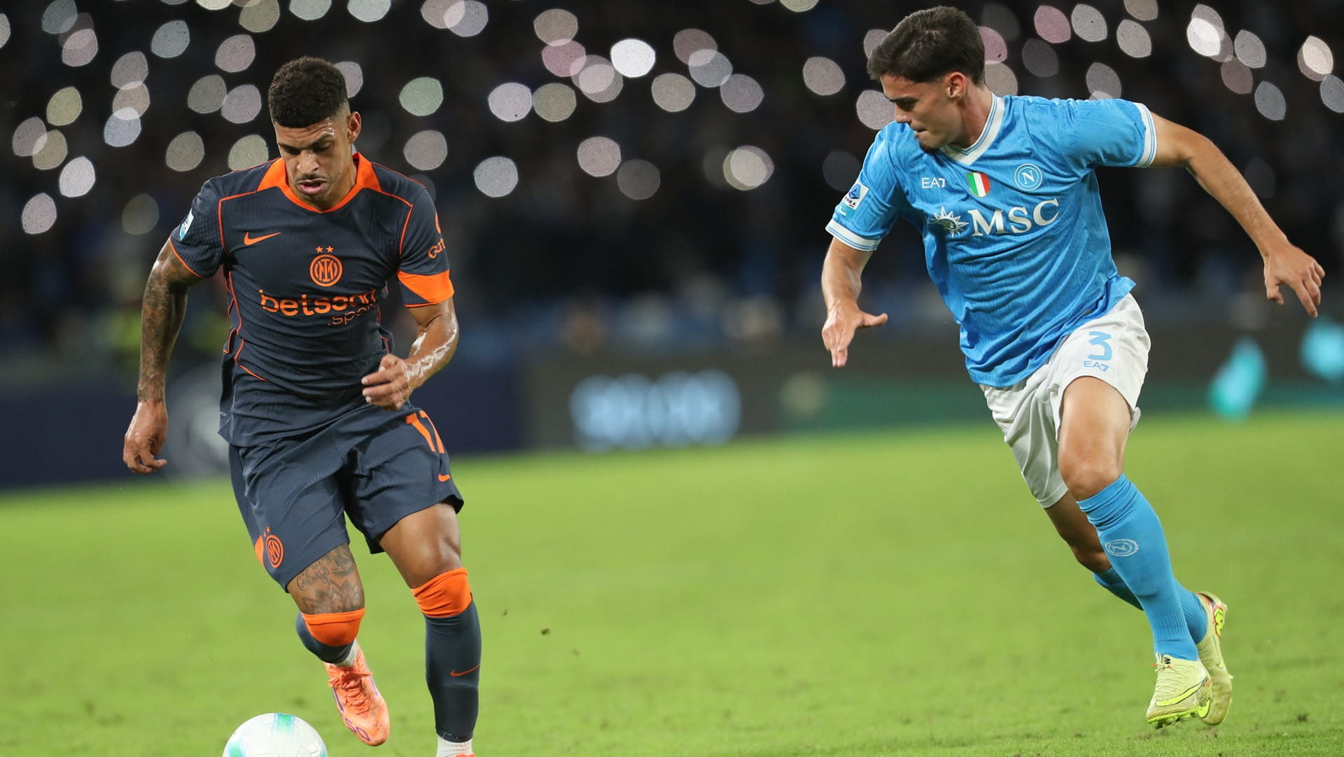 نابولي يستعيد صدارة الدوري الإيطالي لكرة القدم  