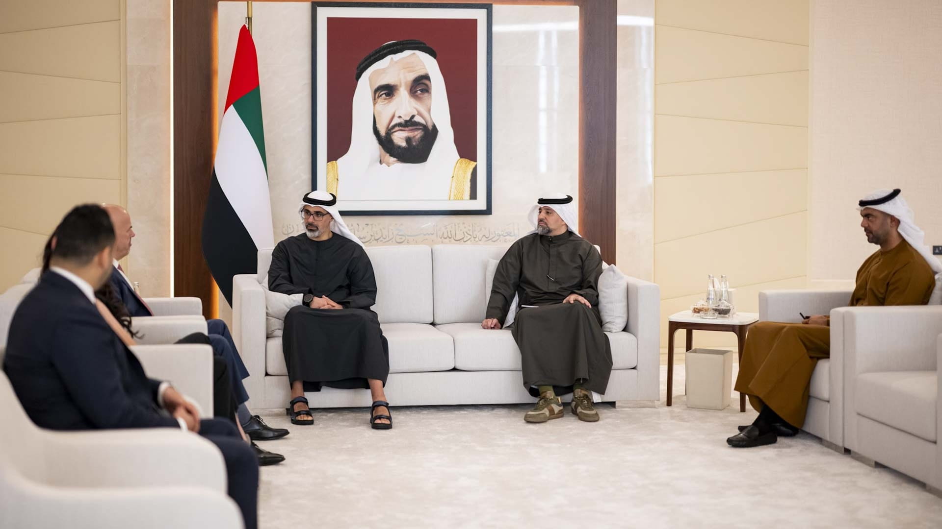 خالد بن محمد بن زايد يبحث تعزيز المشترك مع شركة "أوراكل" العالمية 