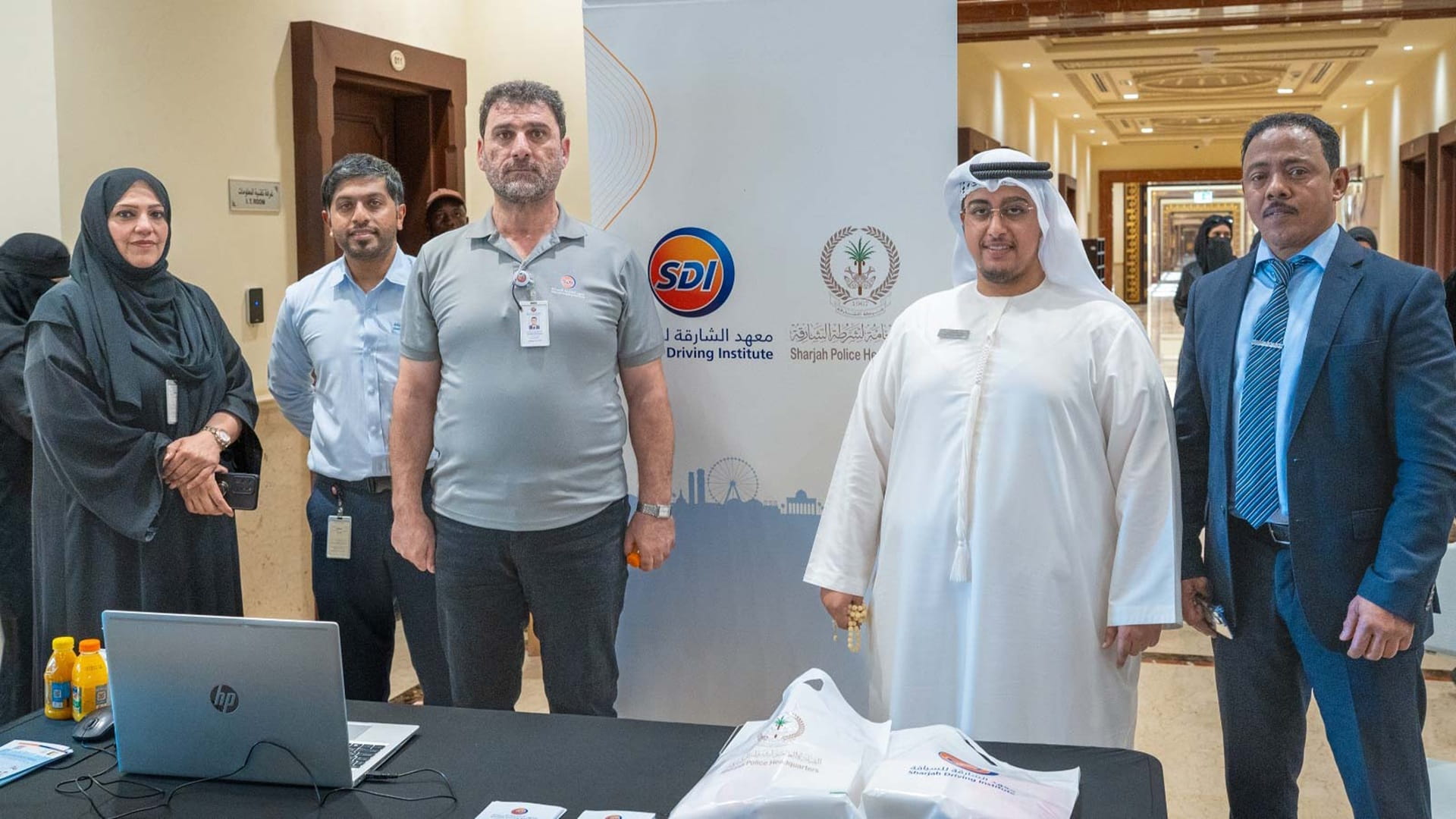 معهد الشارقة للسياقة يعزز الوعي المروري لدى طلبة الجامعة القاسمية 