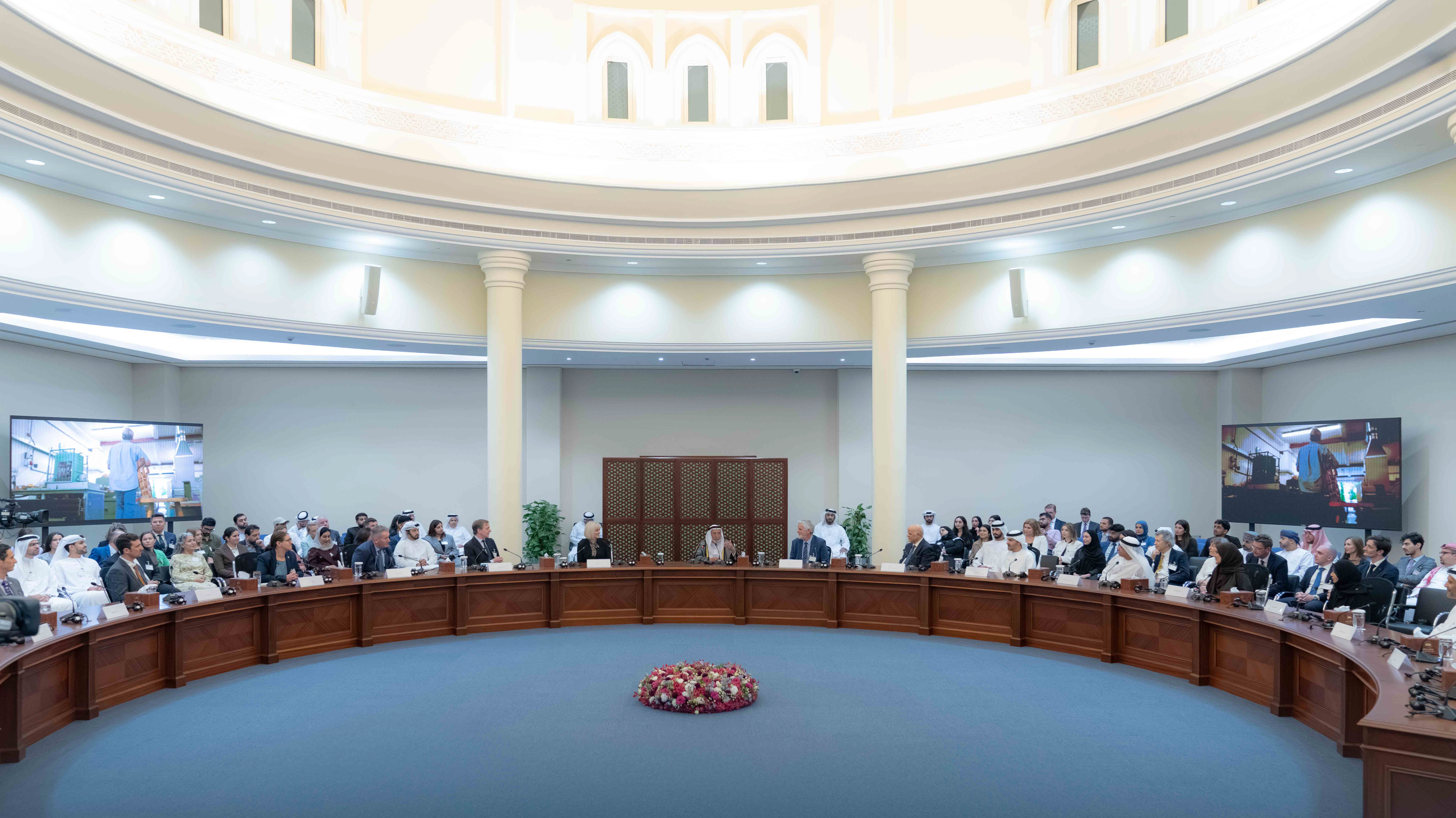 حاكم الشارقة يشهد حفل رابطة خريجي جامعة إكستر البريطانية في الخليج