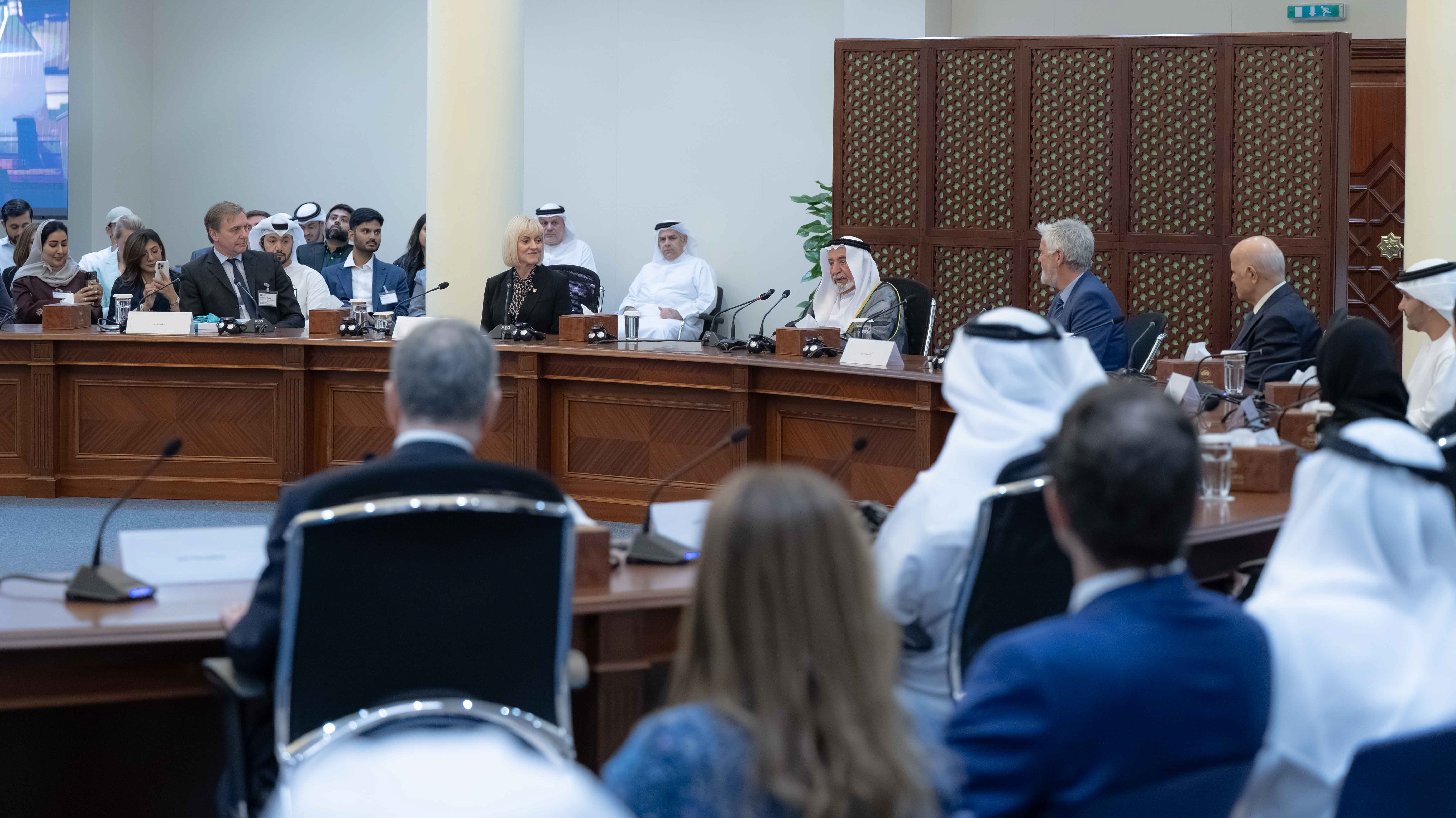 حاكم الشارقة يشهد حفل رابطة خريجي جامعة إكستر البريطانية في الخليج