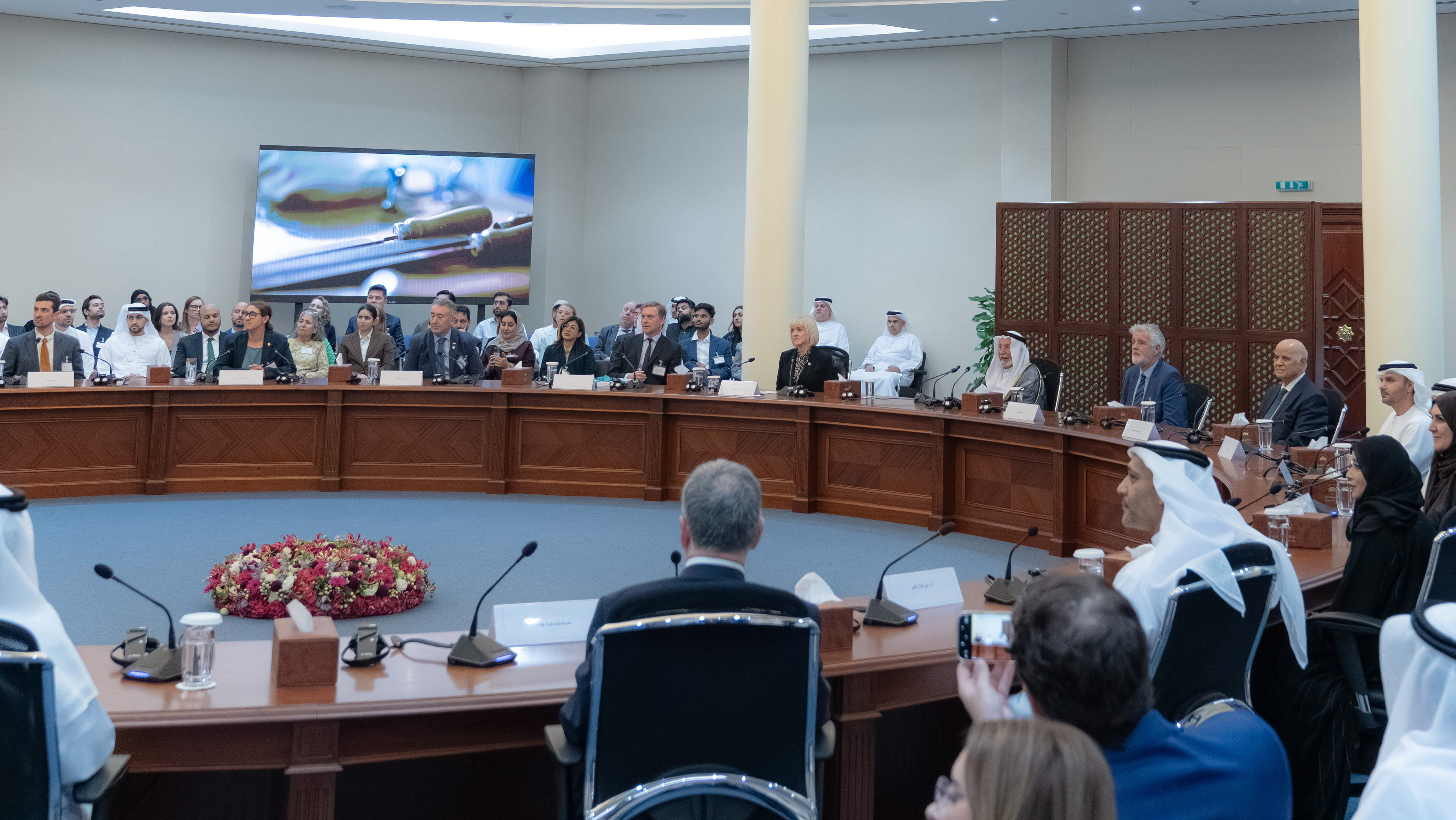 حاكم الشارقة يشهد حفل رابطة خريجي جامعة إكستر البريطانية في الخليج