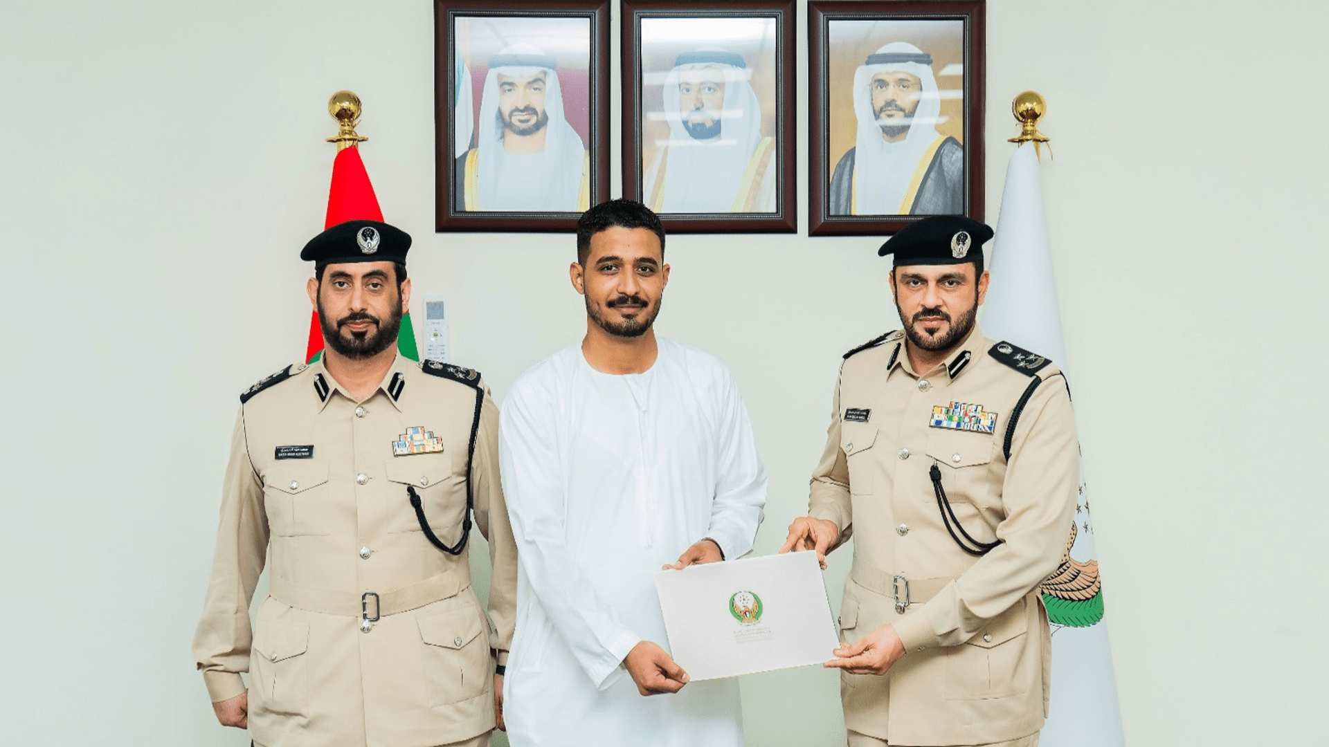 هيئة الشارقة للدفاع المدني تكرّم شاباً عربياً أنقذ طفلتين من الغرق