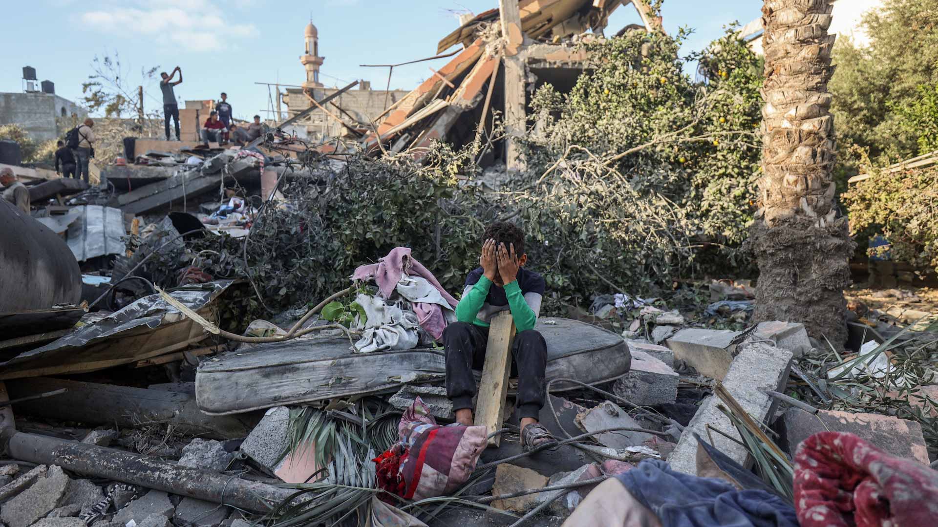 استشهاد 50 فلسطينياً في غارات إسرائيلية بغزة… بينهم 22 طفلاً 