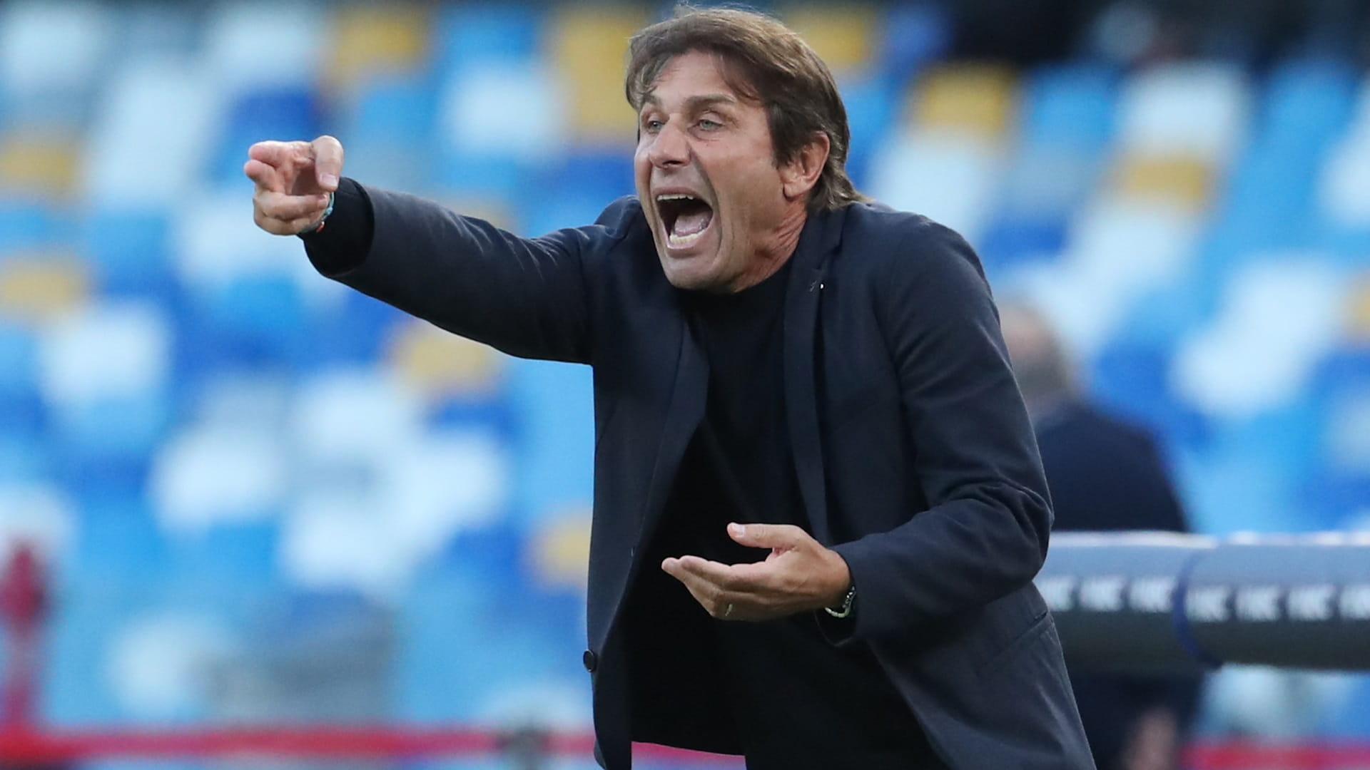 نابولي يتصدر الدوري الإيطالي لكرة القدم 