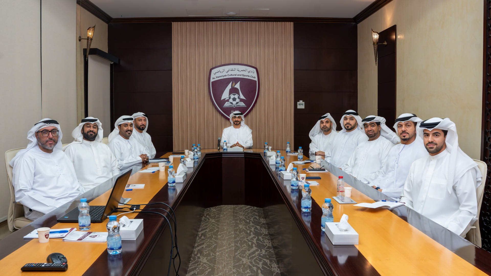 نادي الحمرية يستعرض مستجدات مشاريعه الاستثمارية والتطويرية 