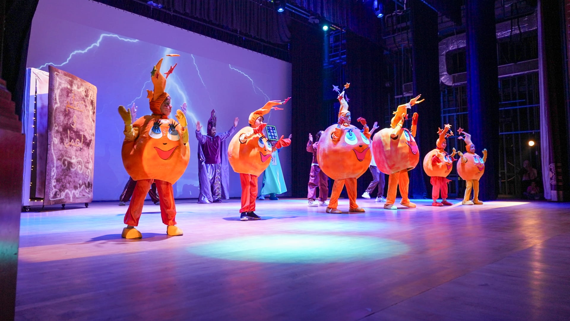 "كهرباء الشارقة" تدمج الفن بالتوعية عبر مسرحية "بالترشيد نستفيد" 