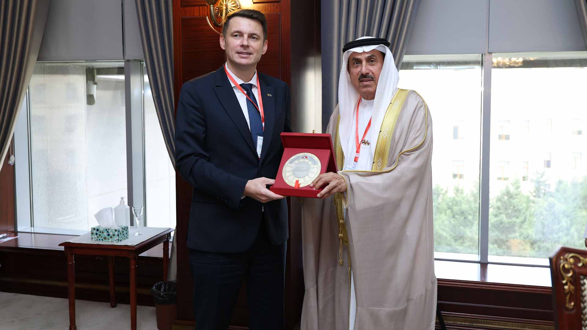 صقر غباش يلتقي رئيسي "الشيوخ الروماني" و"الشيوخ الباكستاني"