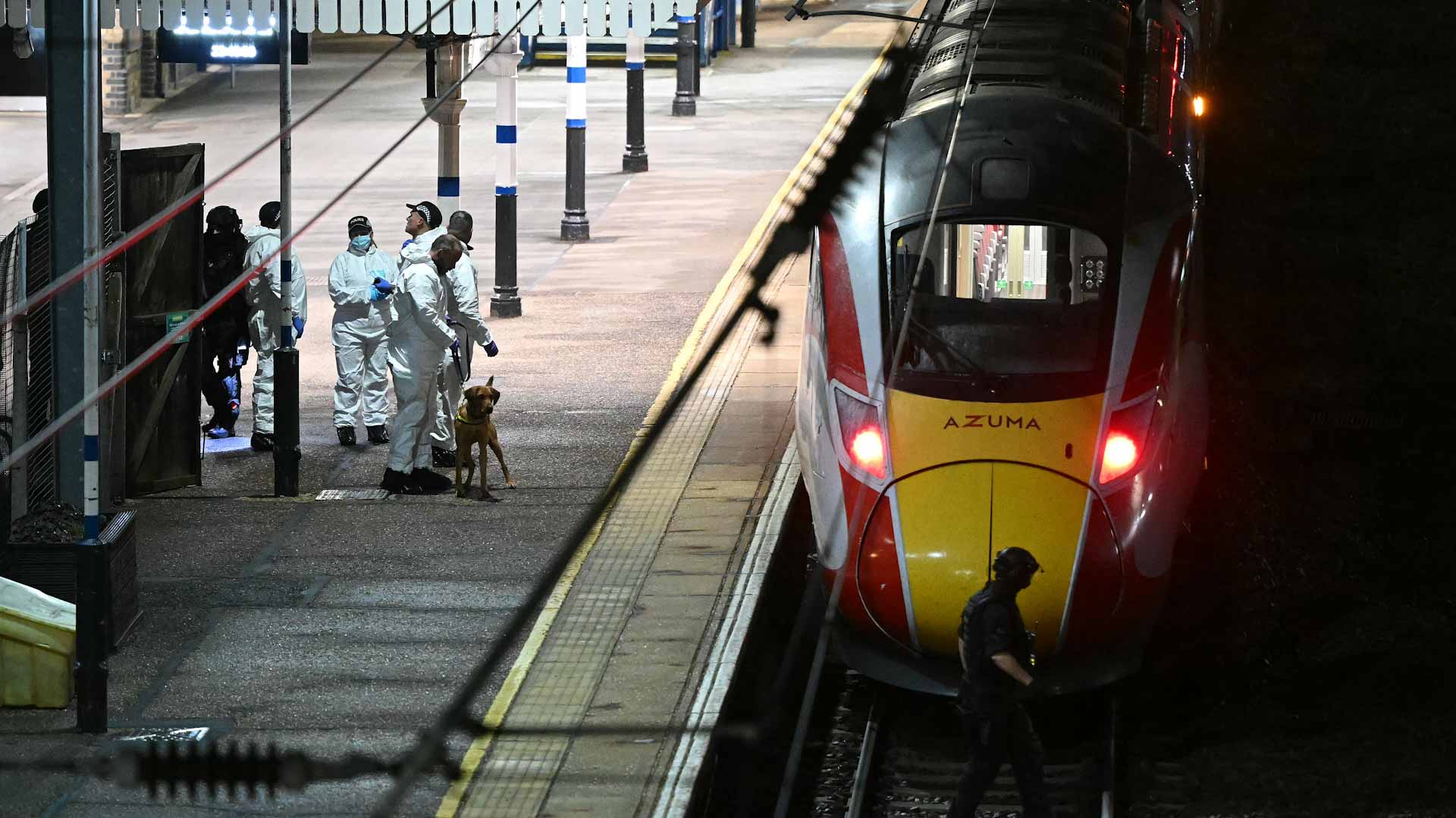 رحلة لم تكتمل.. توقيف مشتبهين بعد هجوم طعن في قطار بريطاني 
