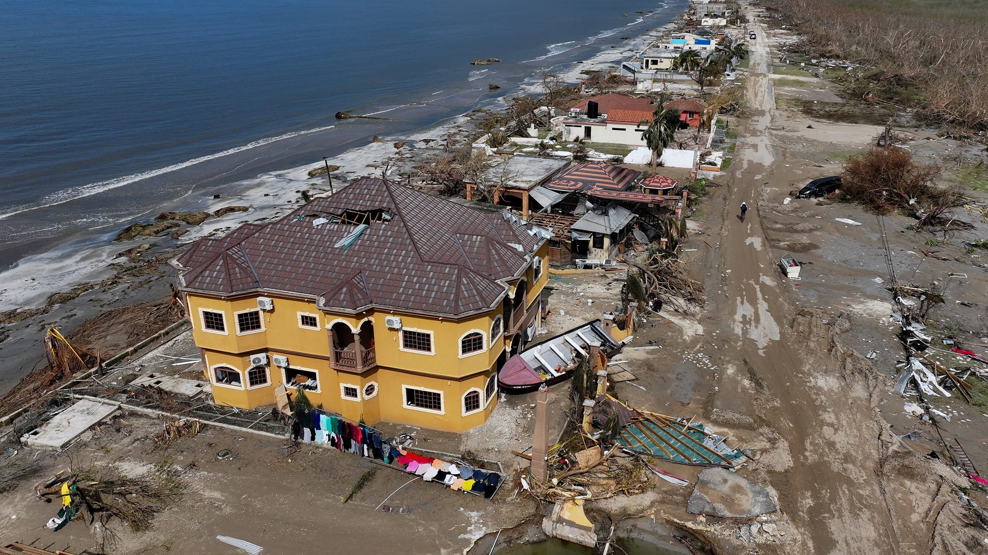 إعصار "ميليسا" يخلف دمارًا واسعًا في جامايكا وتسبب بوفاة 19 شخصًا 