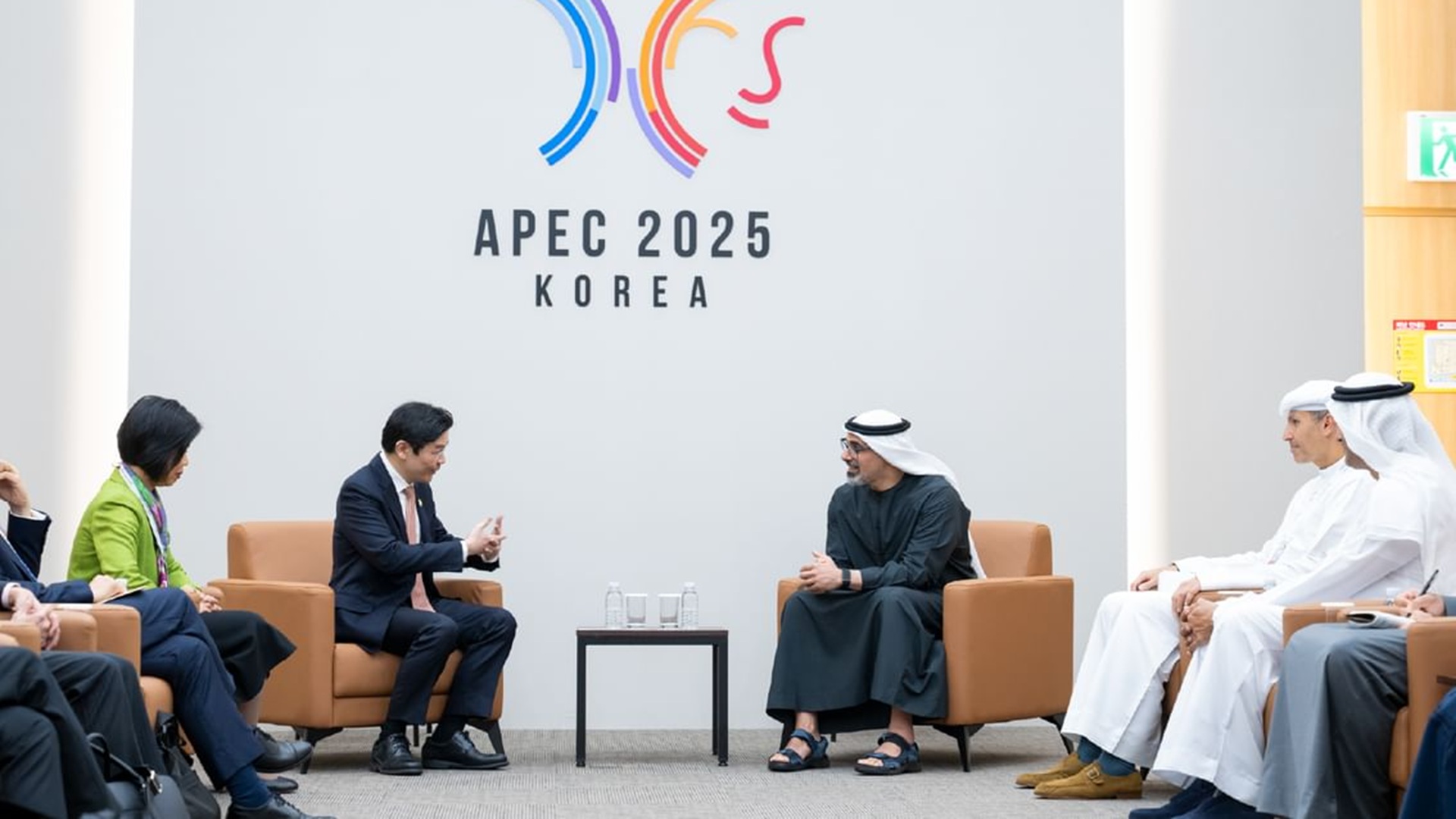 ولي عهد أبوظبي يلتقي رئيس وزراء سنغافورة 