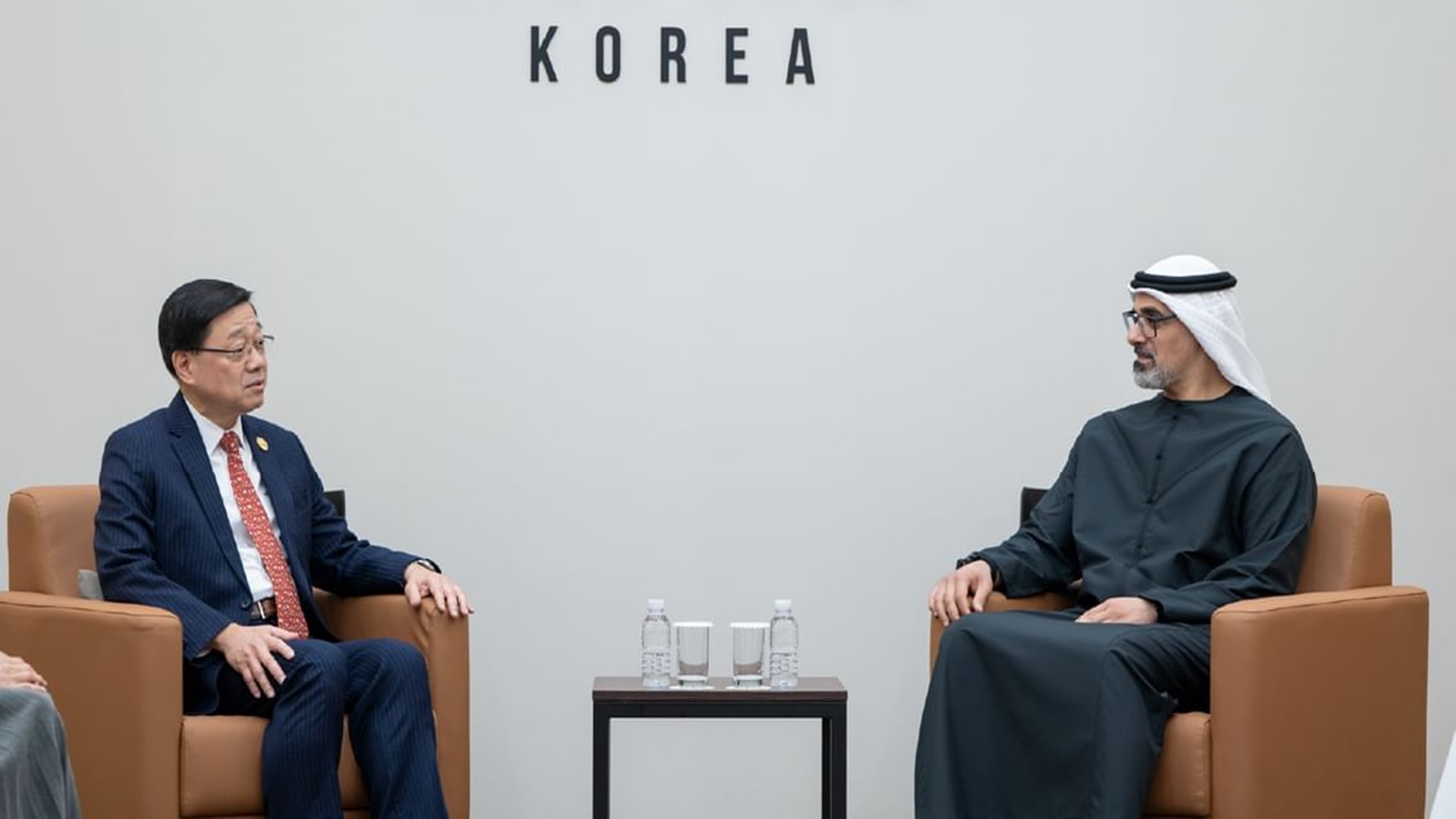 خالد بن محمد يلتقي الرئيس التنفيذي لـ"هونغ كونغ الإدارية الخاصة" 