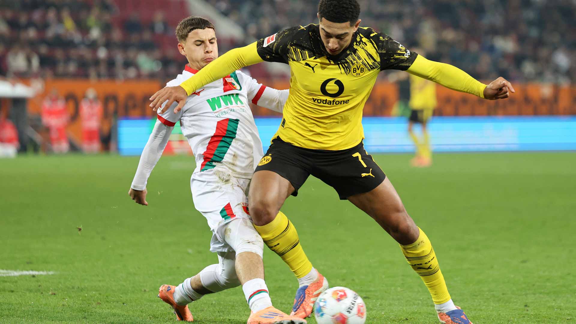 دورتموند يتخطى أوغسبورغ ويخطف وصافة الدوري الألماني  