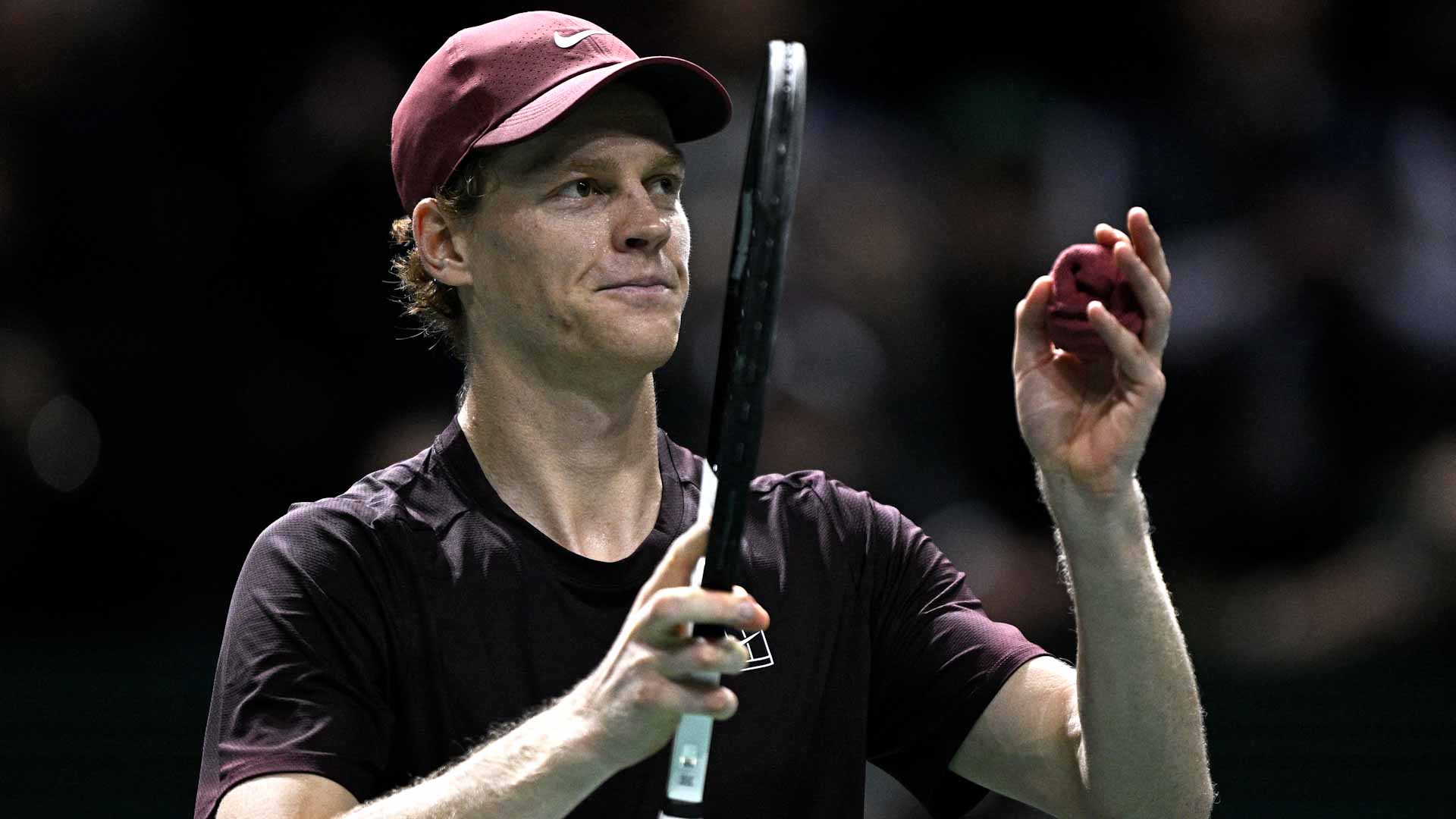 الإيطالي سينر يبلغ المربع الذهبي لبطولة باريس  