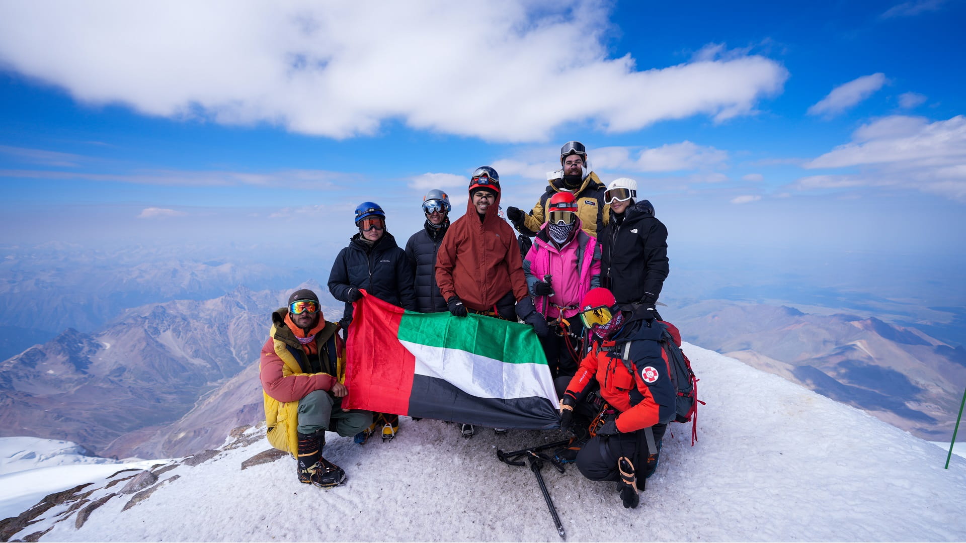 "Towards the Summits" raises national flag on Mount Elbrus 