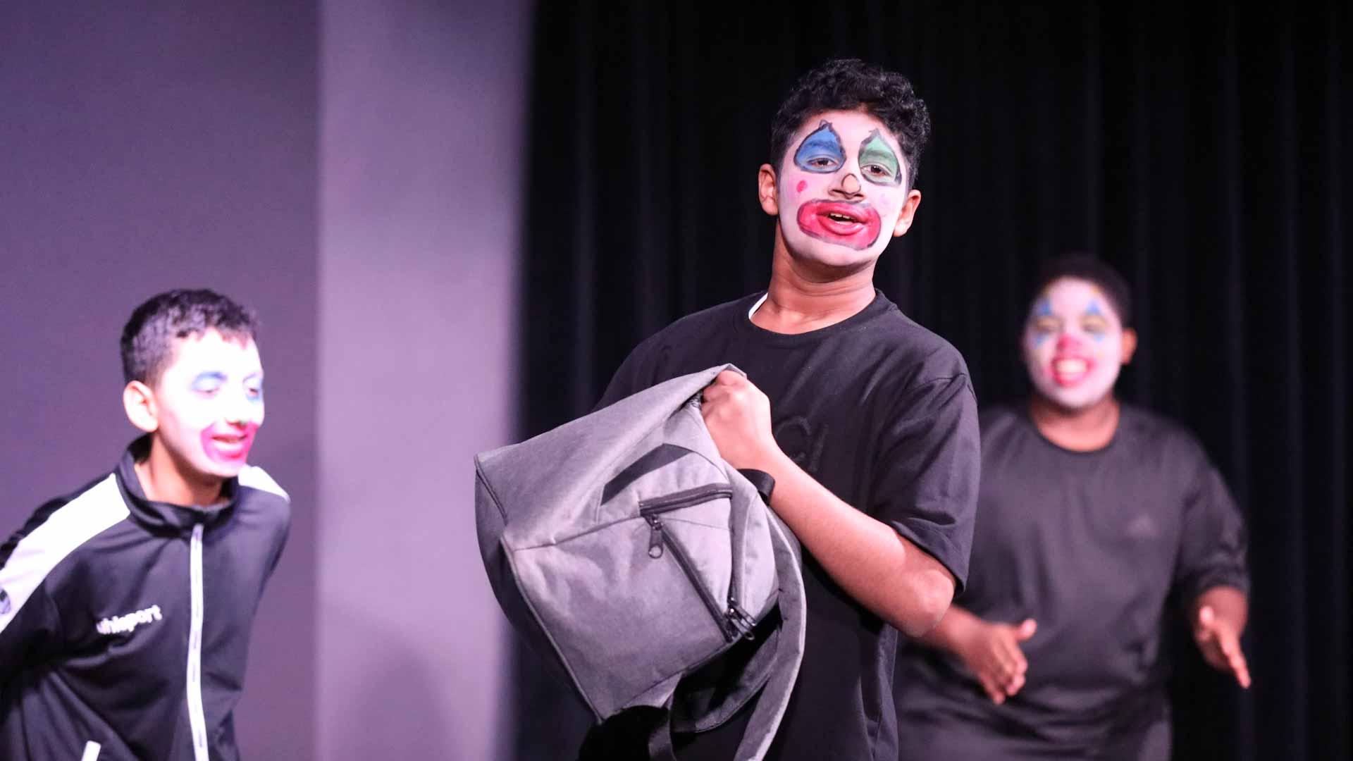 بالخيال والإبداع.. 4 عروض فنية احترافية تزين يوم الناشئة المسرحي 