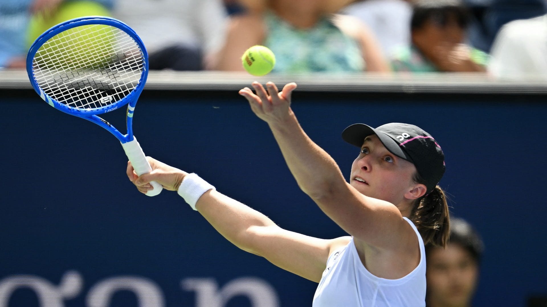 البولندية شفيونتيك تبلغ ربع نهائي بطولة أميركا للتنس  