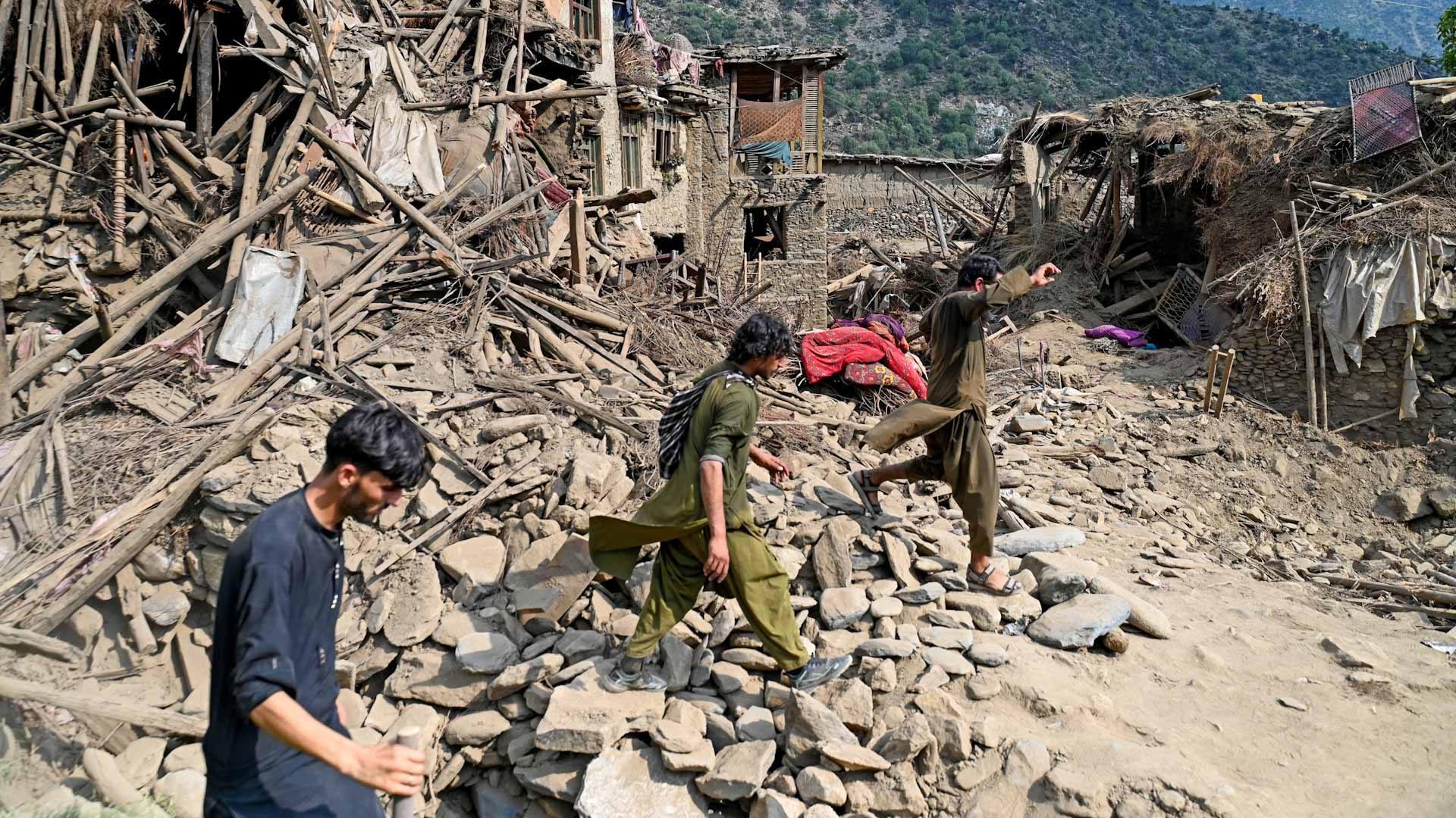 زلزال كونار يحصد الأرواح ويعقّد الإغاثة بأفغانستان.. وفاة 2200 شخص 