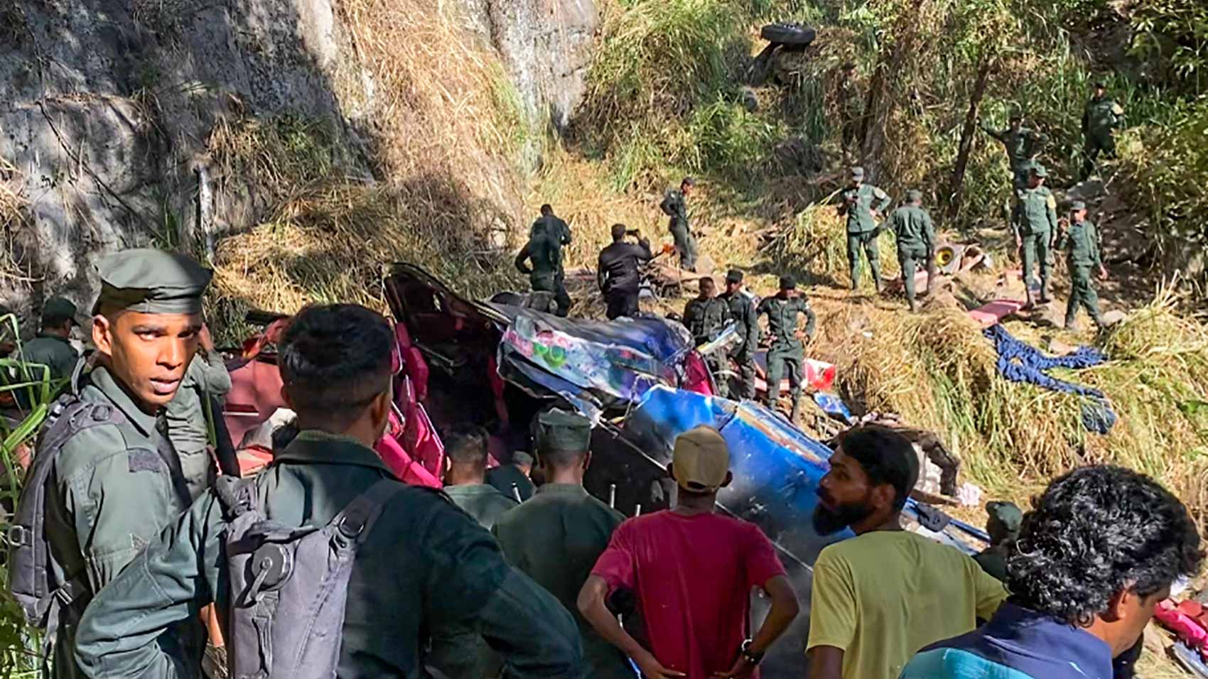 في حادث مأساوي.. حافلة تسقط في واد سحيق بسريلانكا مخلفة 15 ضحية