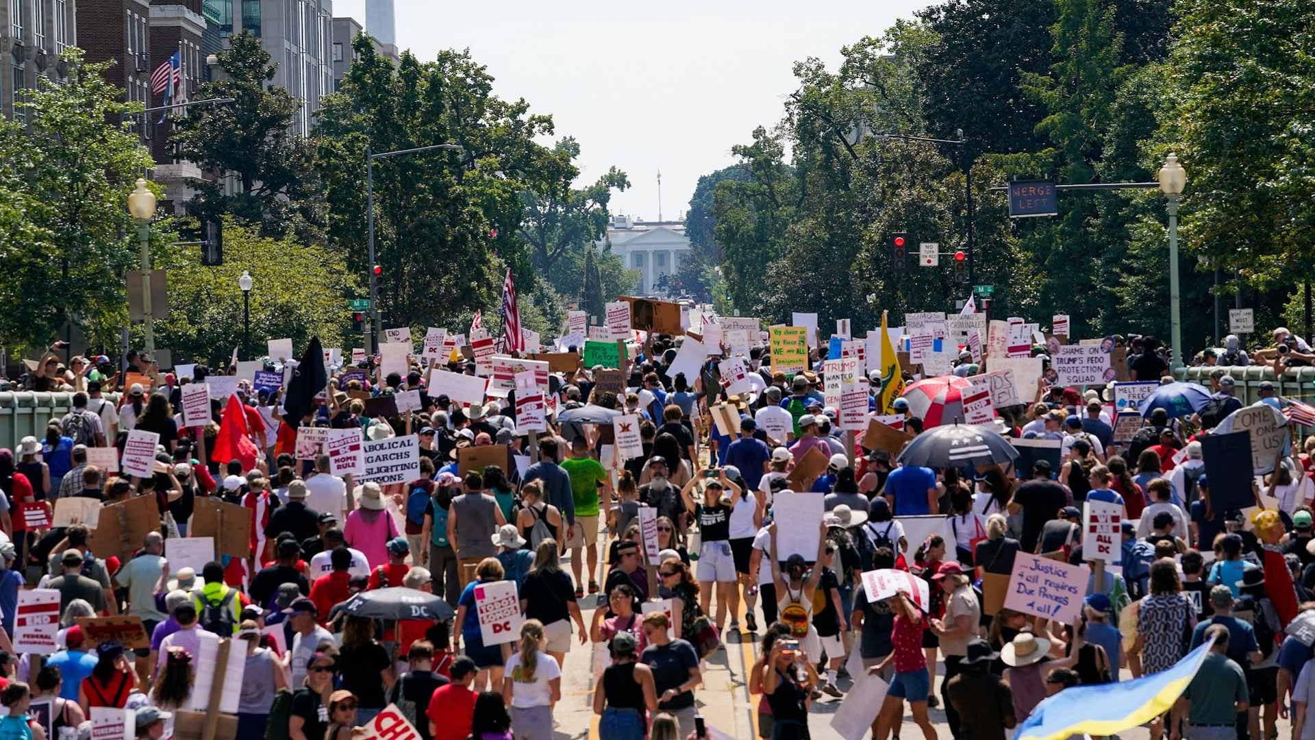 سكان واشنطن يتظاهرون ضد نشر ترامب قوات الحرس الوطني 