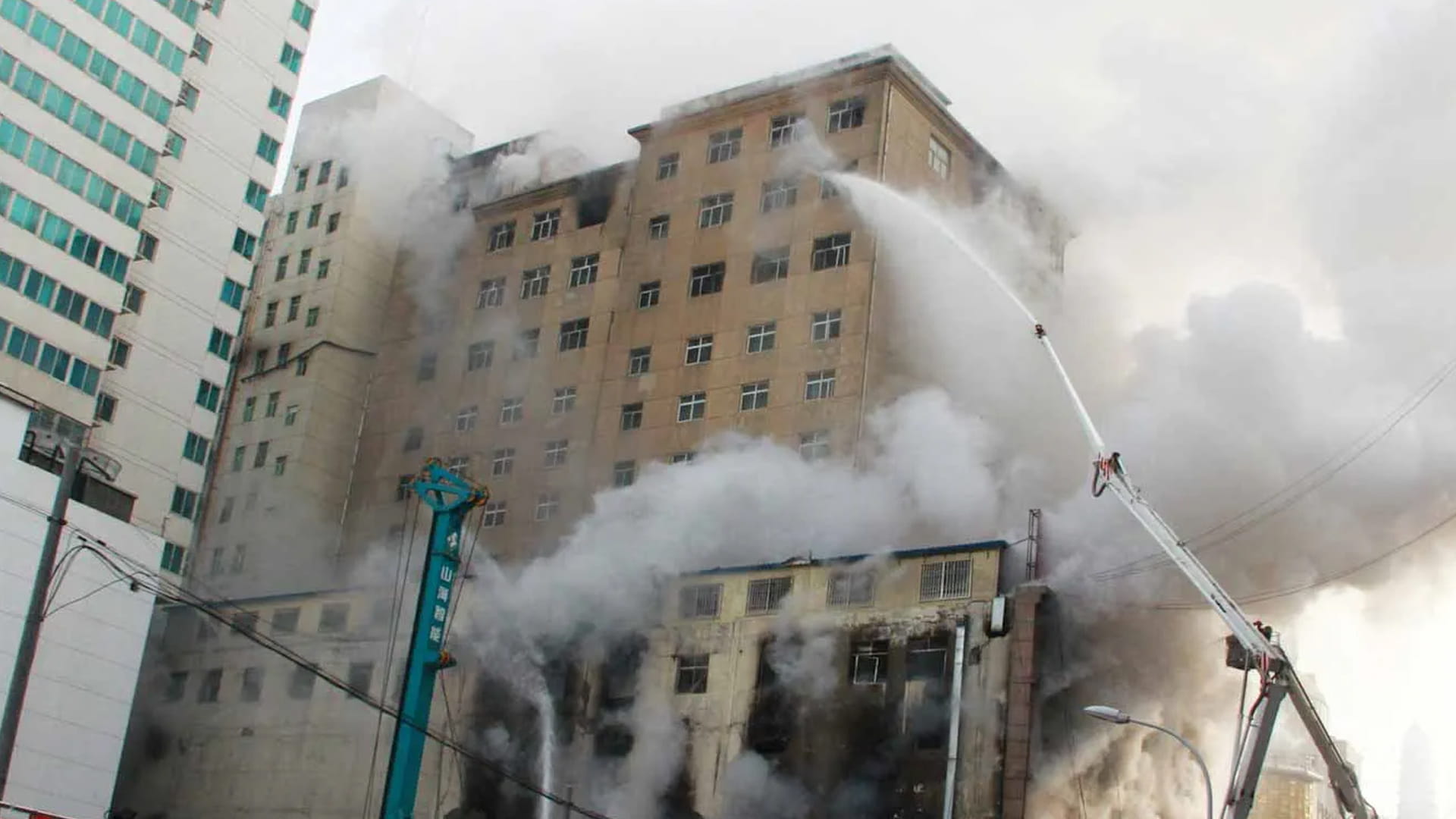 حريق هائل يشب بمقر هيئة الإذاعة البريطانية السابق في غرب لندن 