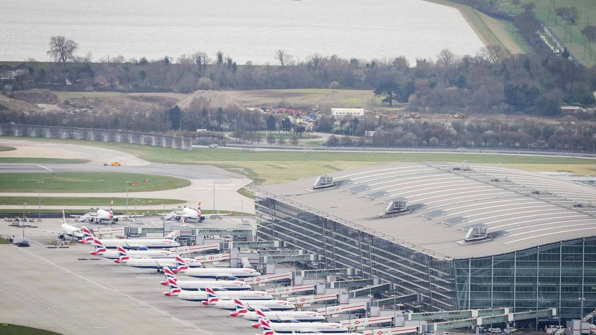 إخلاء مبنى الركاب 4 في مطار هيثرو بسبب "مواد خطرة" 