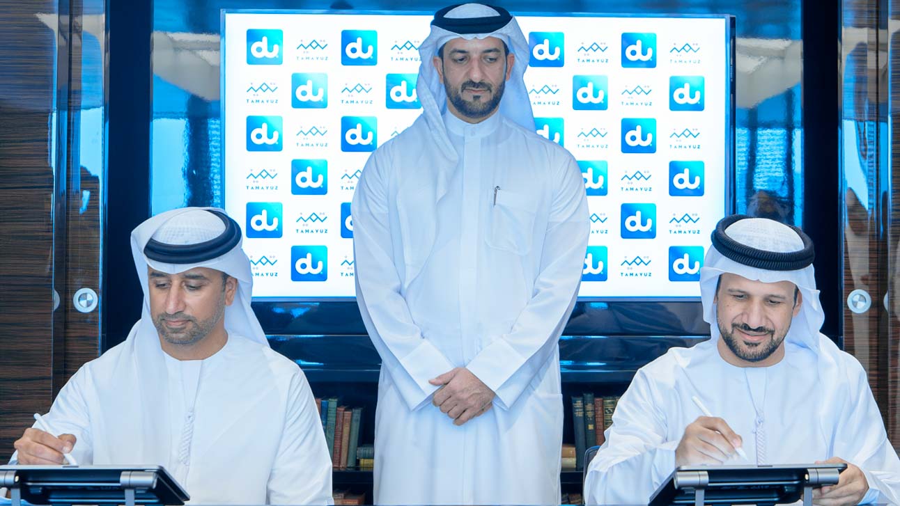 سلطان بن أحمد يشهد توقيع اتفاقية رعاية بين جائزة "تميز" وشركة "دو"