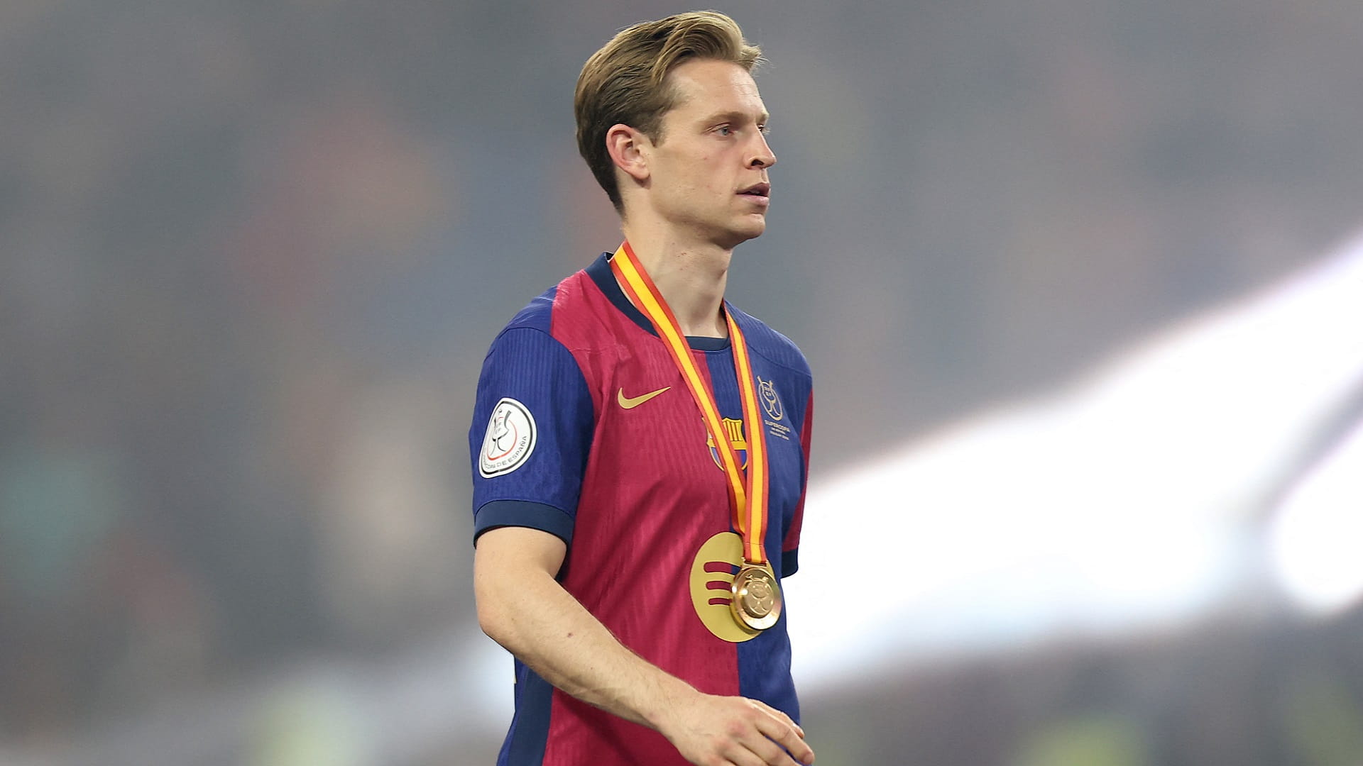 برشلونة يؤكد إصابة نجمه فرنكي دي يونغ 