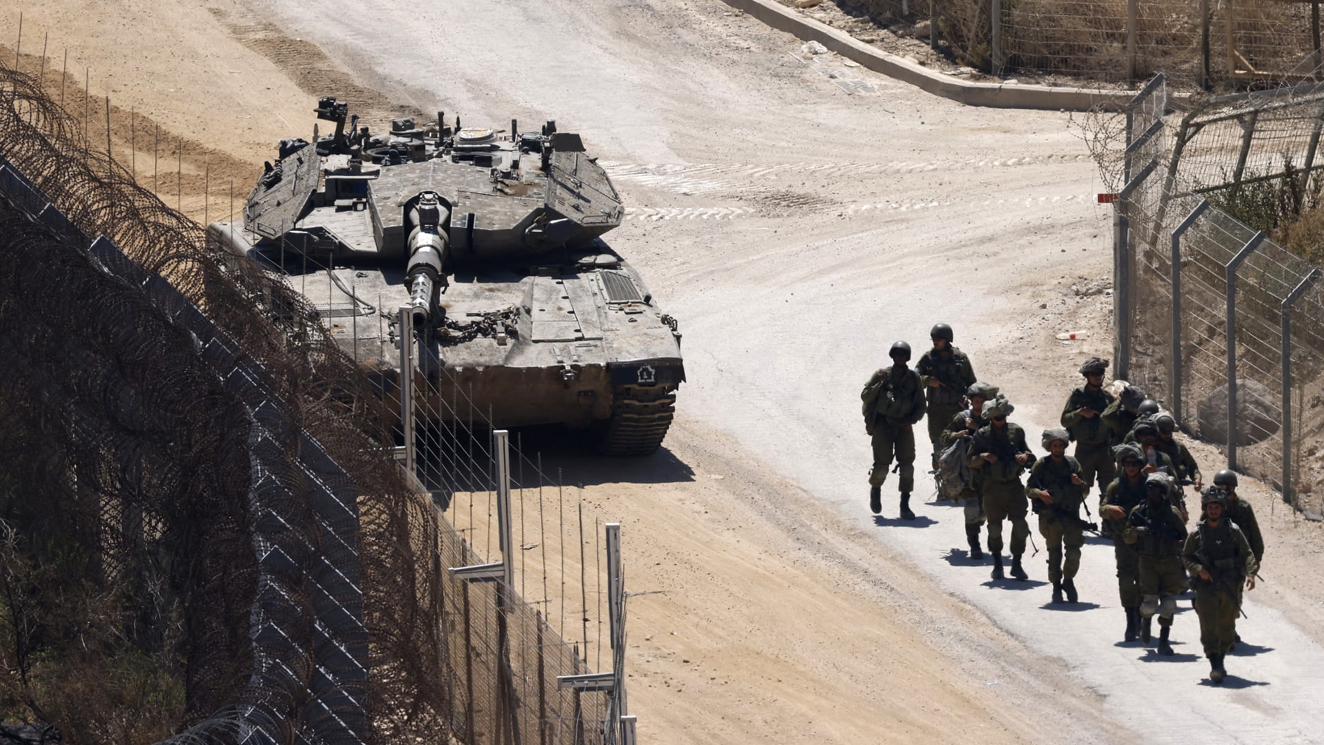 غارات إسرائيلية تستهدف قرب حمص واللاذقية وتدمر في سوريا 