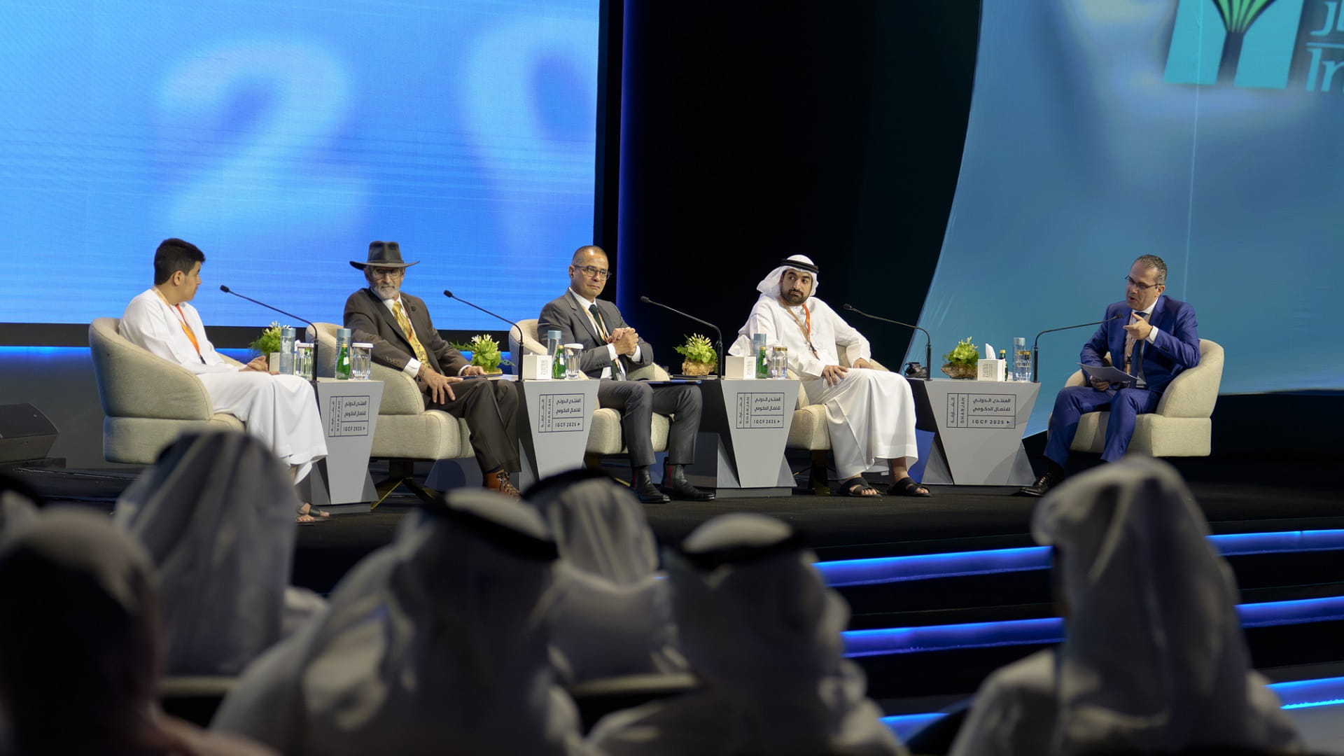 سلطان بن أحمد يشهد جلسة "كيفية التحول إلى مدن ذكية ومستدامة" 