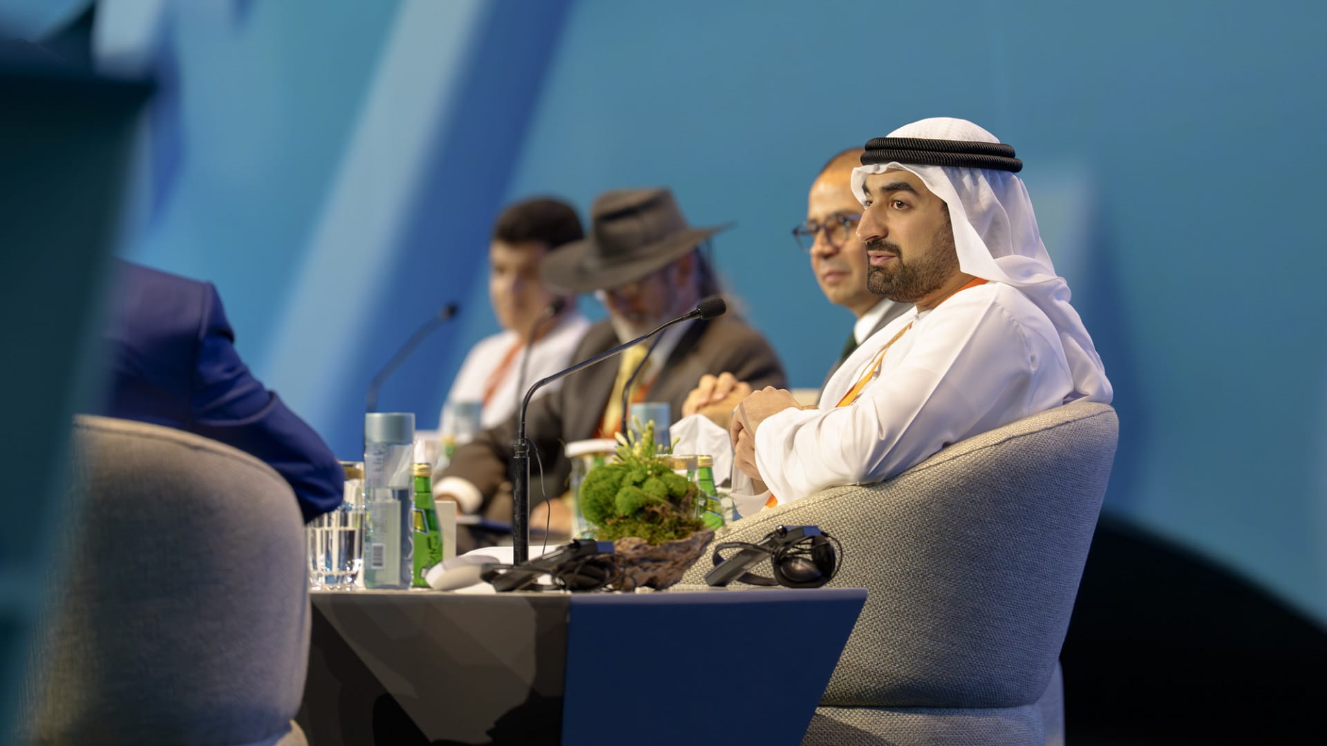 سلطان بن أحمد يشهد جلسة "كيفية التحول إلى مدن ذكية ومستدامة" 