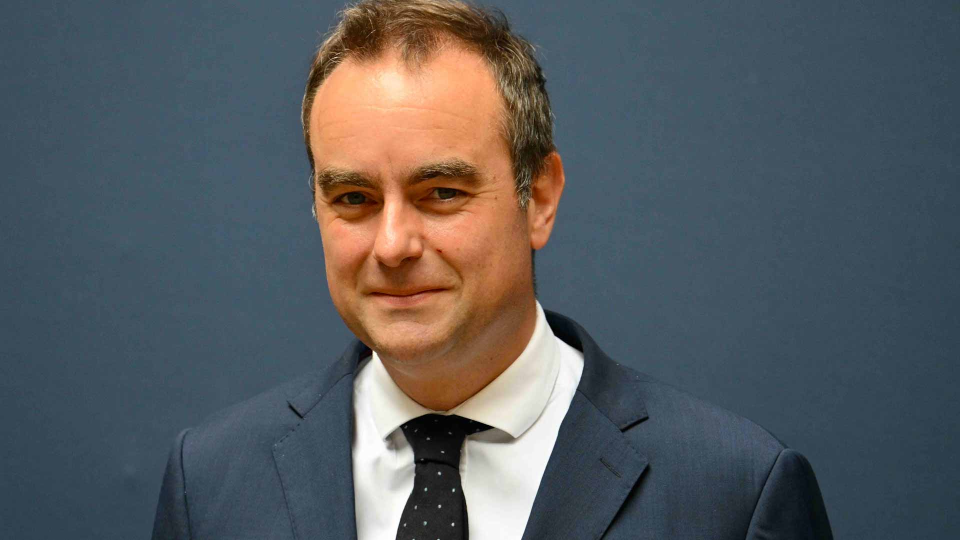 بعد سقوط حكومة بايرو.. ماكرون يعيّن وزير الدفاع رئيساً للوزراء 