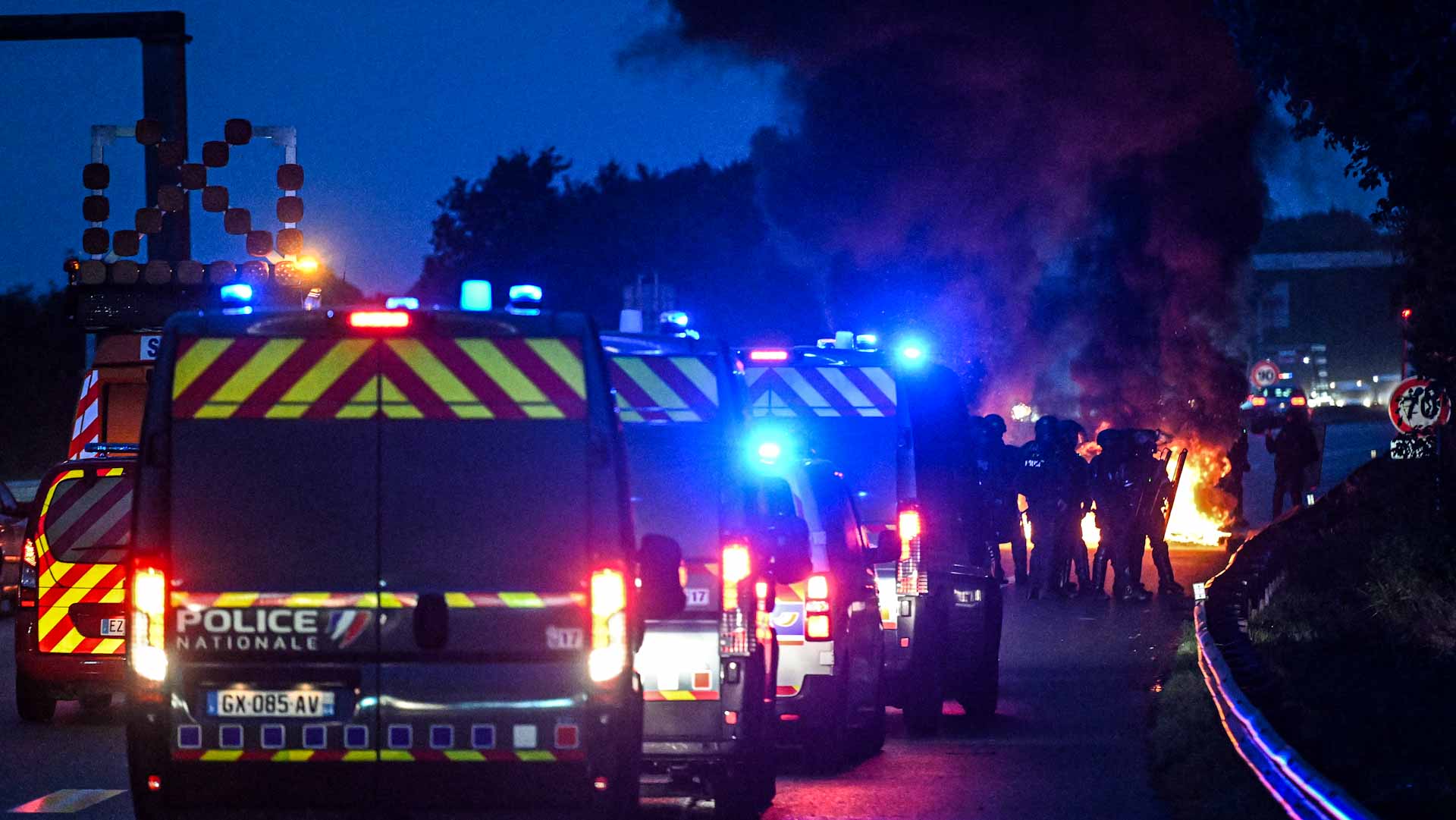 لسوء حظه..رئيس حكومة فرنسا الجديد يتسلم مهامه بيوم الاحتجاج الكبير