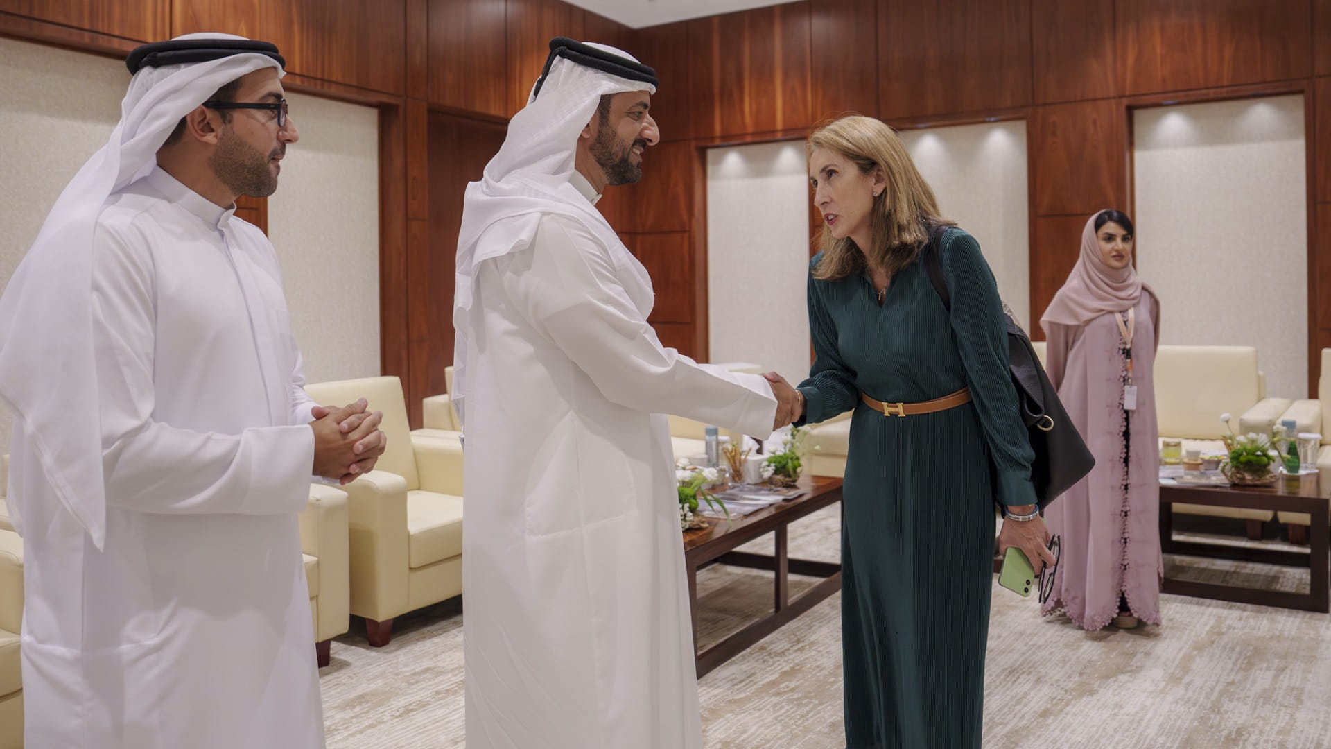 سلطان بن أحمد: الحضور الدبلوماسي يثري منتدى الاتصال الحكومي