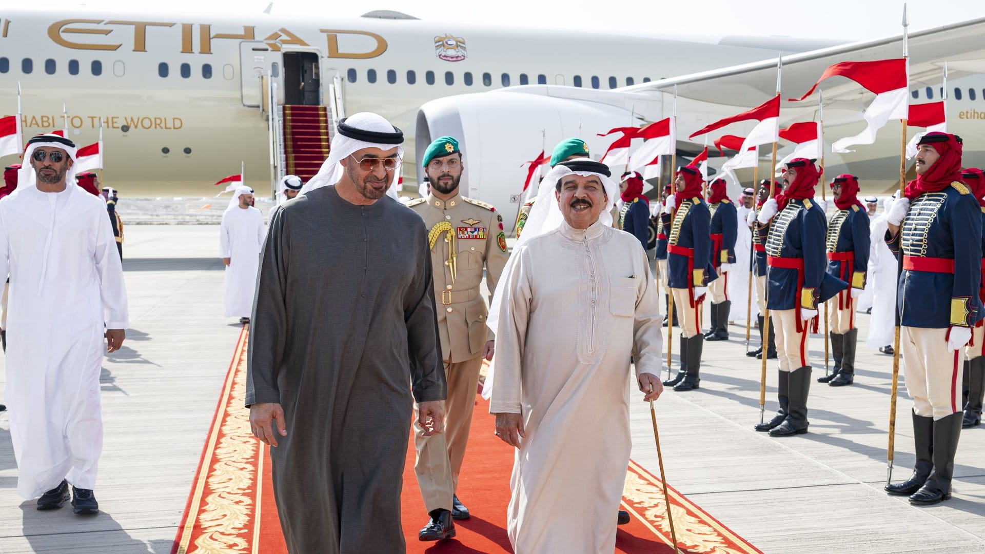 UAE President welcomed by King of Bahrain on fraternal visit 