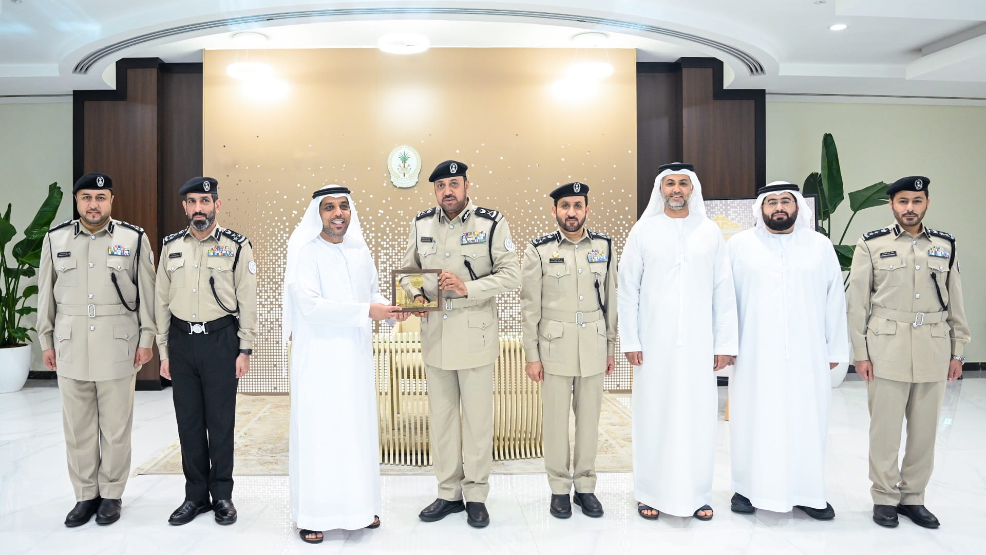 القائد العام لشرطة الشارقة يستقبل مدير عام دائرة المالية المركزية 