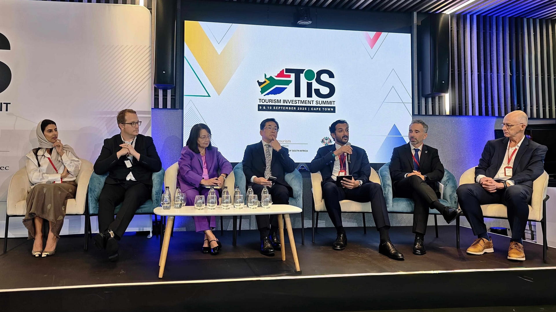 عبد الله بن طوق يشارك في "قمة الاستثمار السياحي الإفريقية" الأولى 