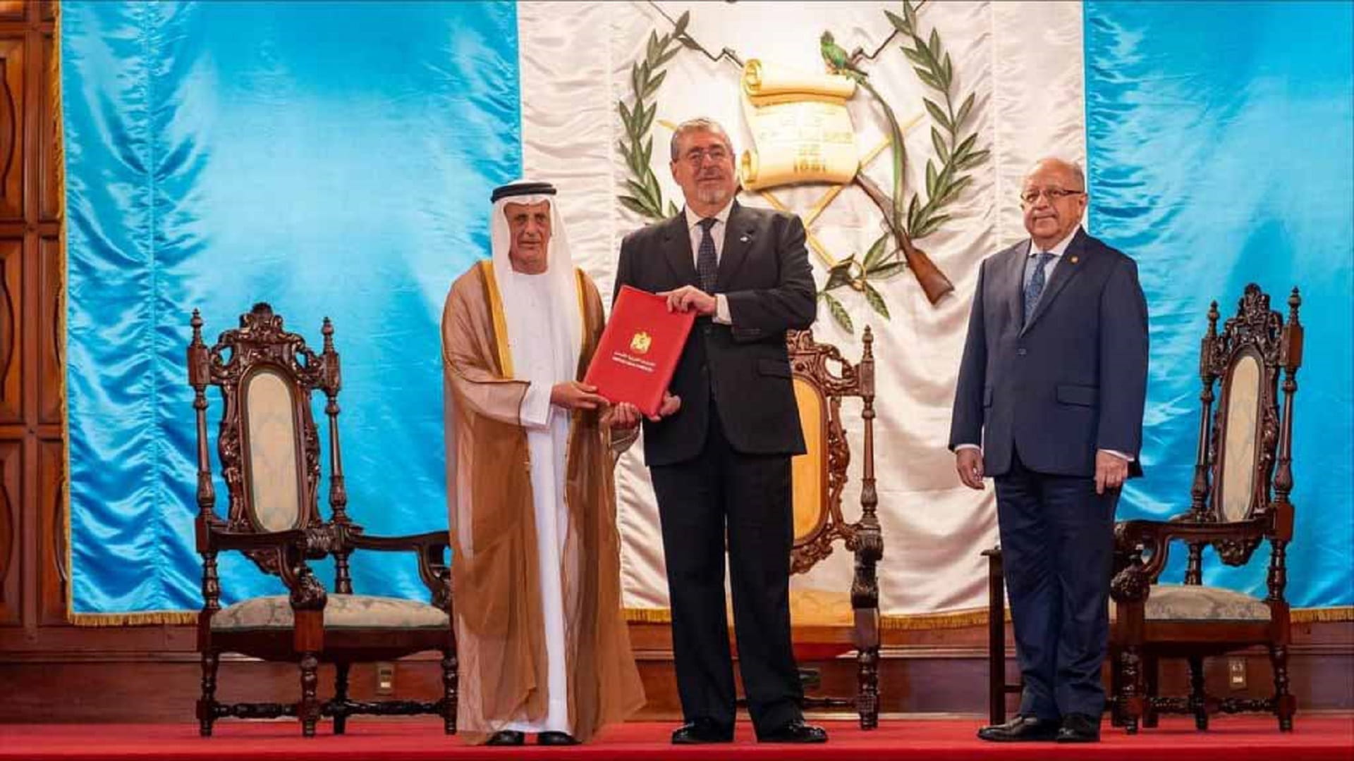 سفير الإمارات غير المقيم يقدم أوراق اعتماده إلى رئيس غواتيمالا 