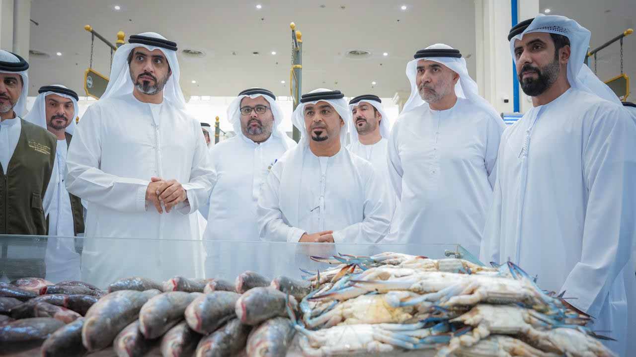 الشارقة لإدارة الأصول تستعرض تجارة الأسماك مع وفد بيئي بسوق الجبيل 