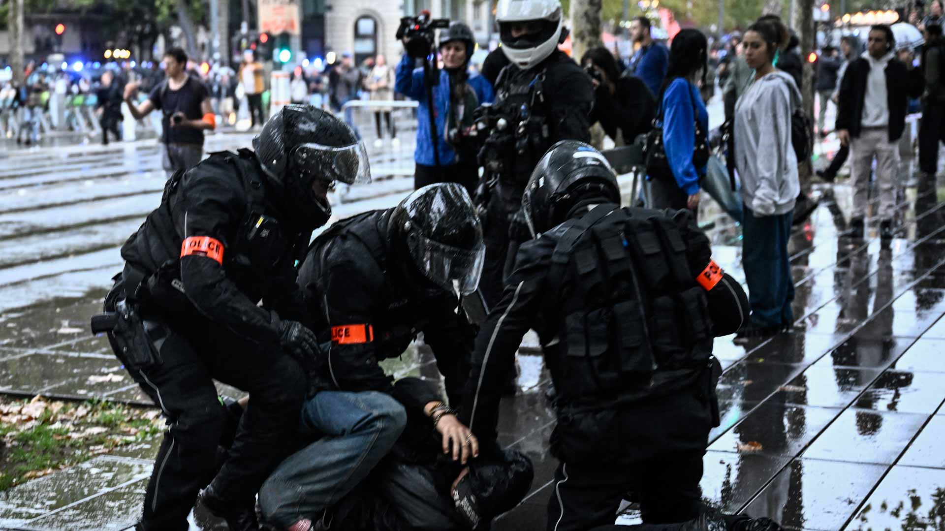 مظاهرات حاشدة تجتاح مدناً فرنسية والشرطة تعتقل عشرات المحتجين 