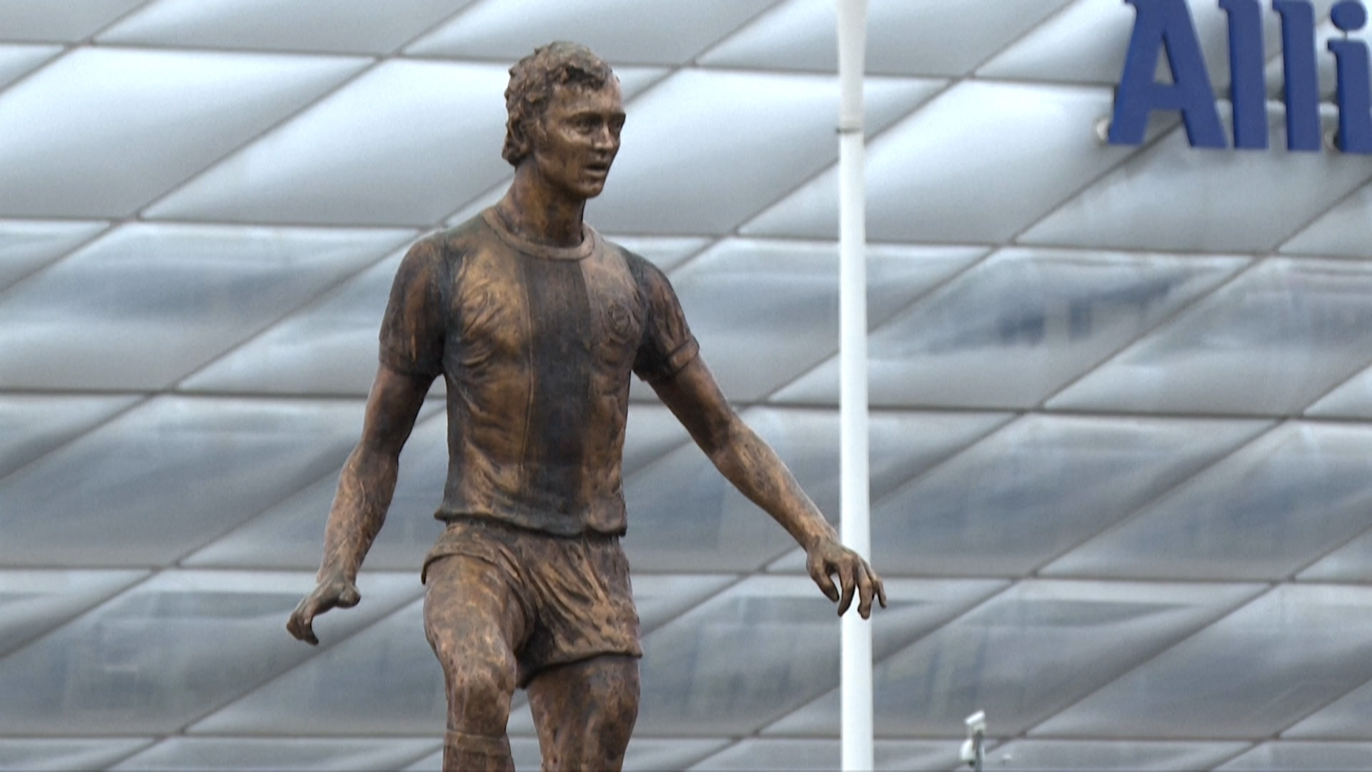 بايرن ميونيخ يزيح الستار عن تمثال لفرانز بيكنباور أمام أليانزأرينا