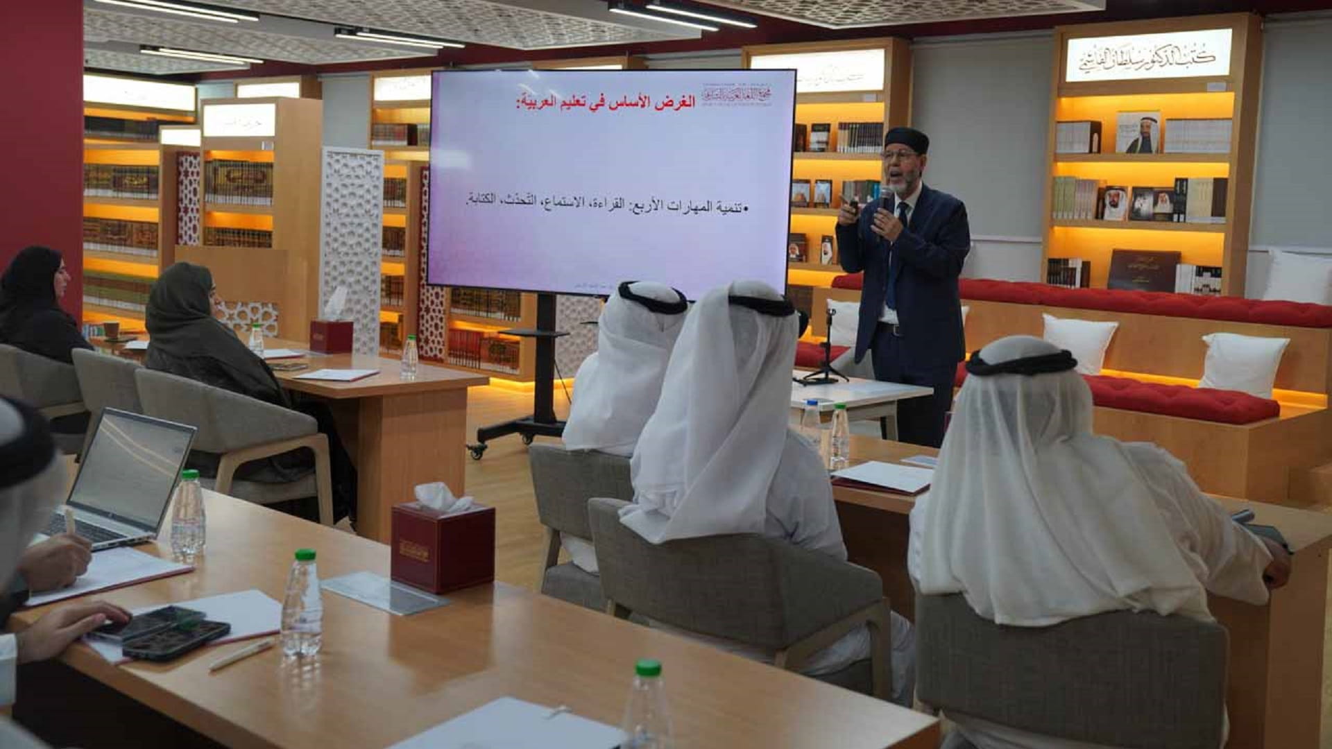 مجمع اللغة العربية يعزز المهارات اللغوية لكوادر "اقتصادية الشارقة" 