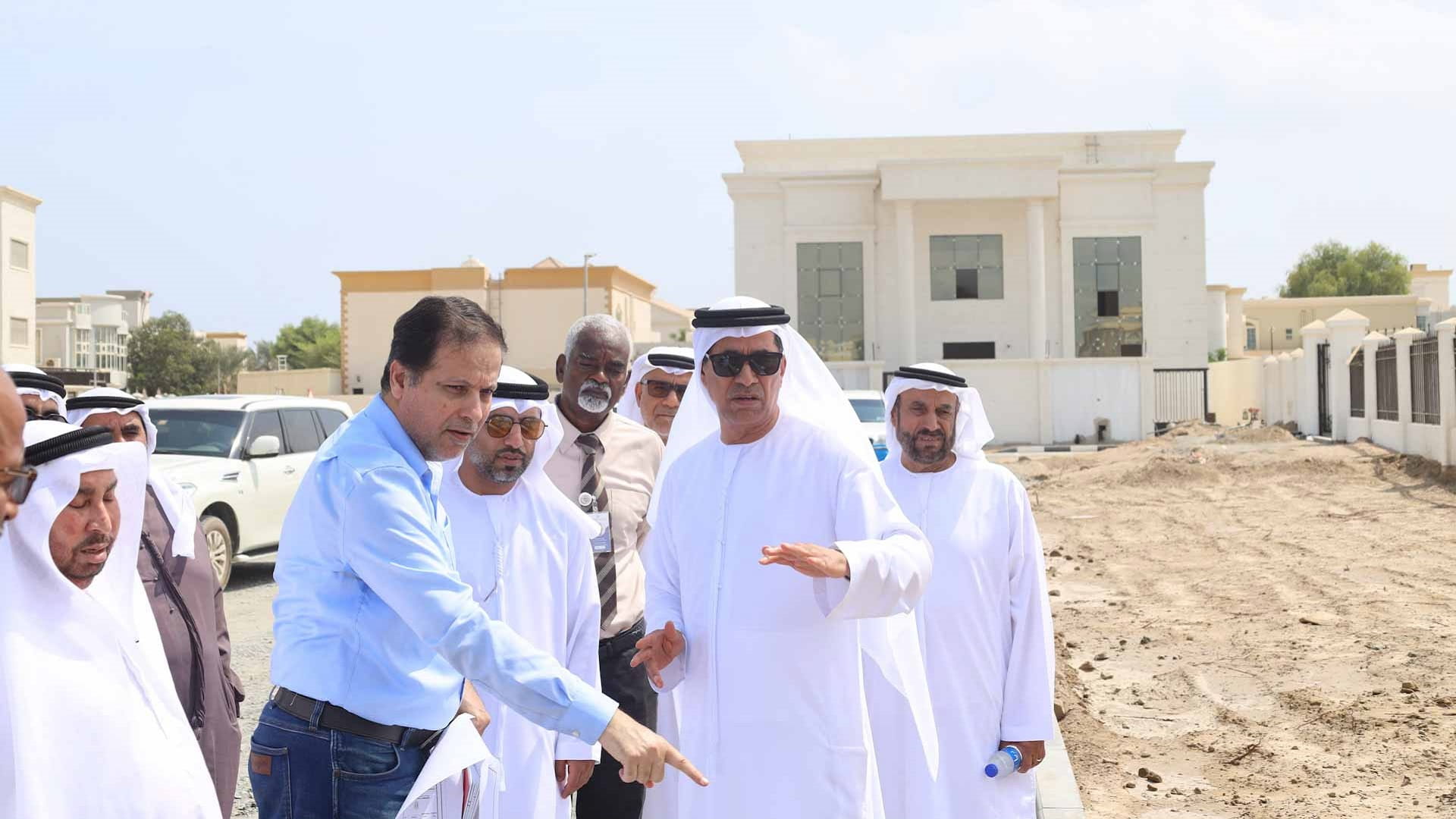 "بلدي دبا الحصن" يطلع سير العمل بمشروع مواقف الحافلات الجامعية 