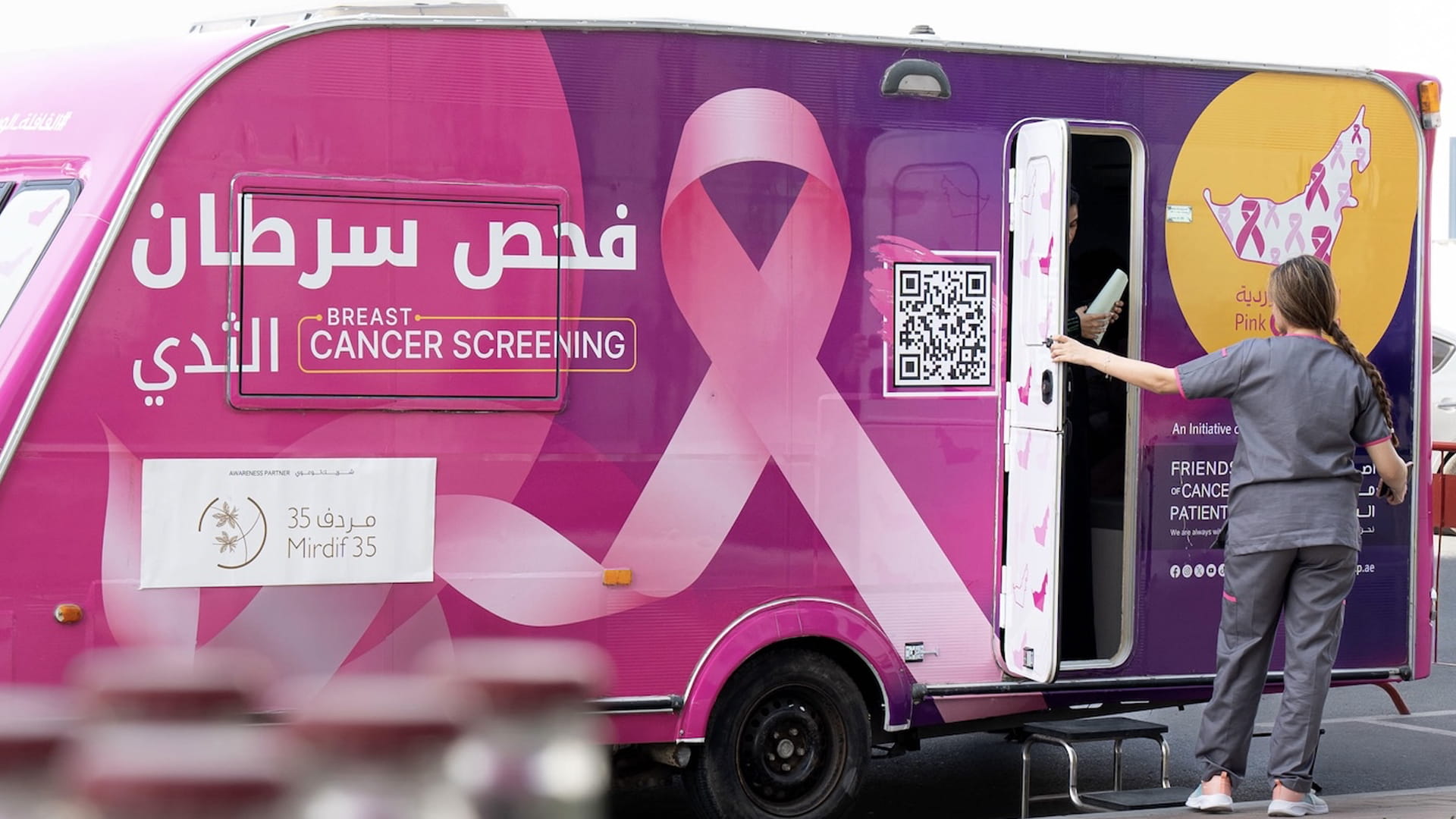 "القافلة الوردية" تخصص عيادة مصغرة للحجز تكشف عن سرطان الثدي  