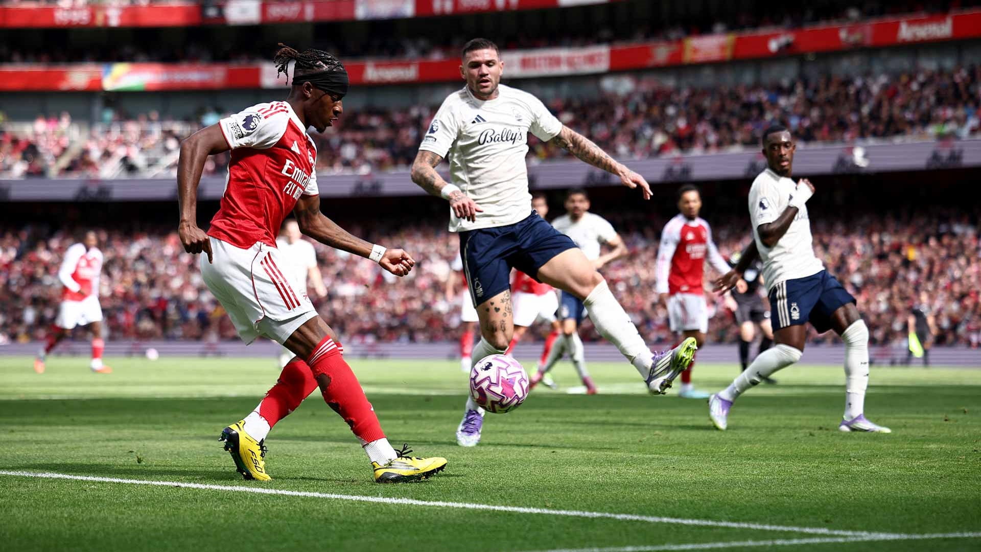 أرسنال يحقق فوزاً سهلاً على نوتنغهام في الدوري الإنجليزي 