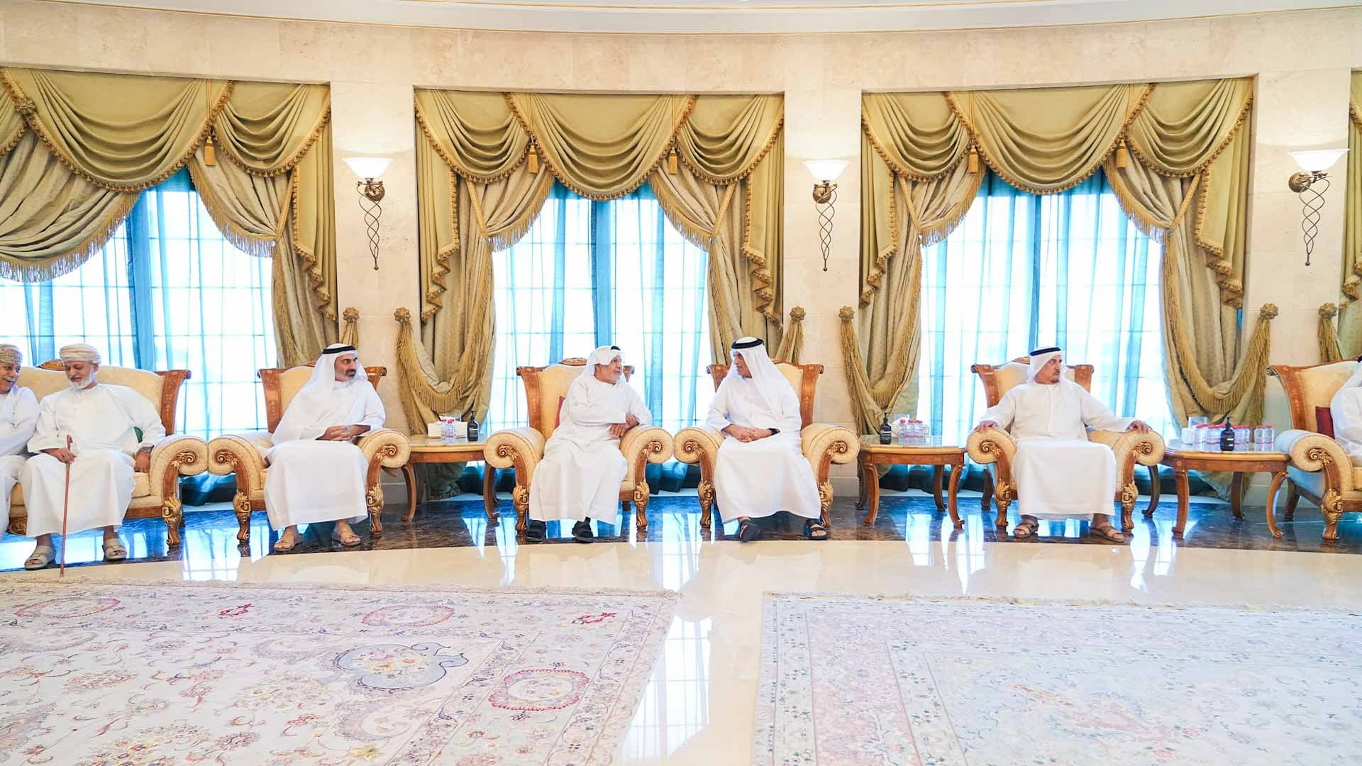 سعود بن صقر يقدم واجب العزاء في وفاة حسين خانصاحب 