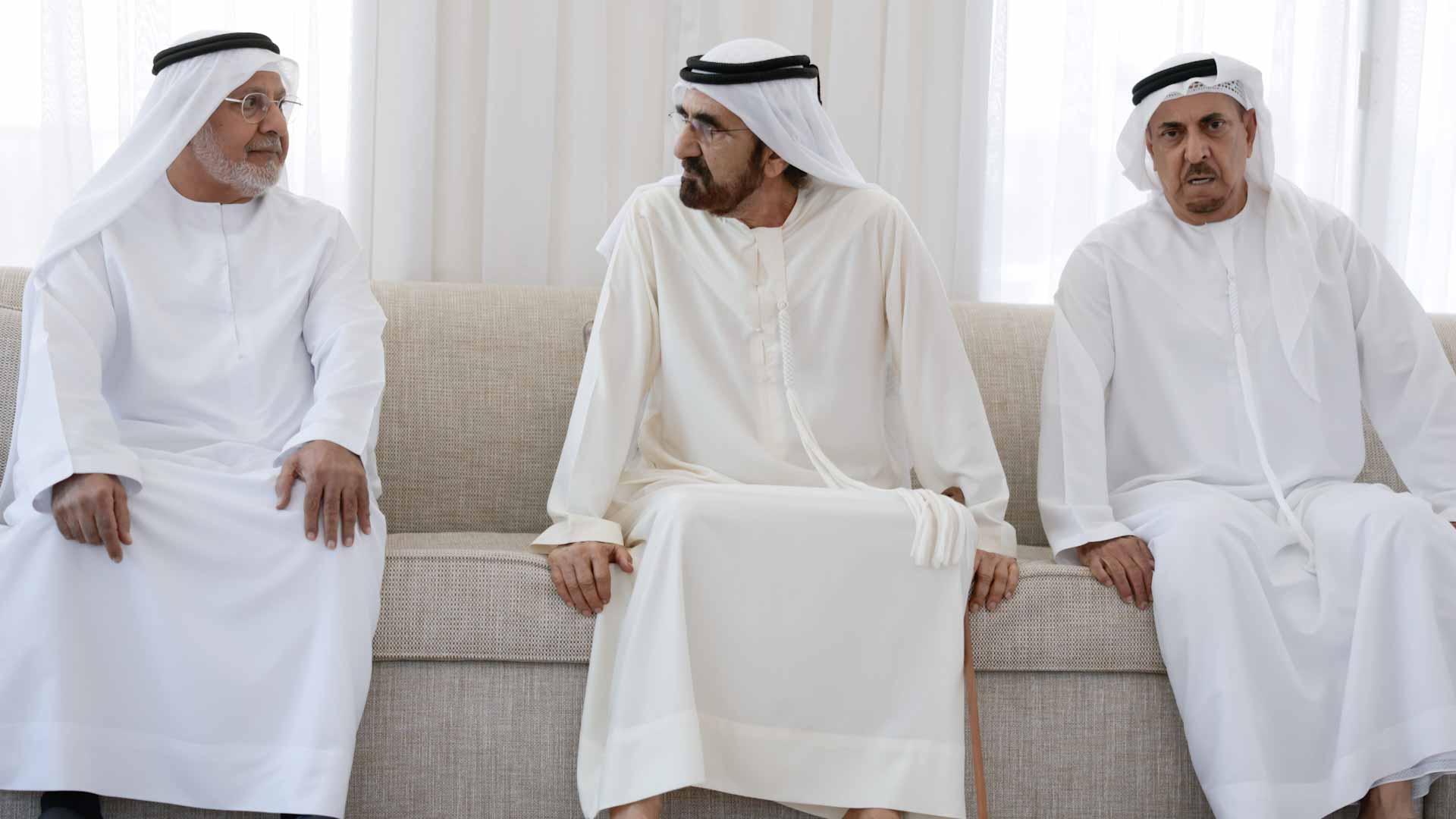 محمد بن راشد يقدّم واجب العزاء في وفاة حسين خانصاحب 