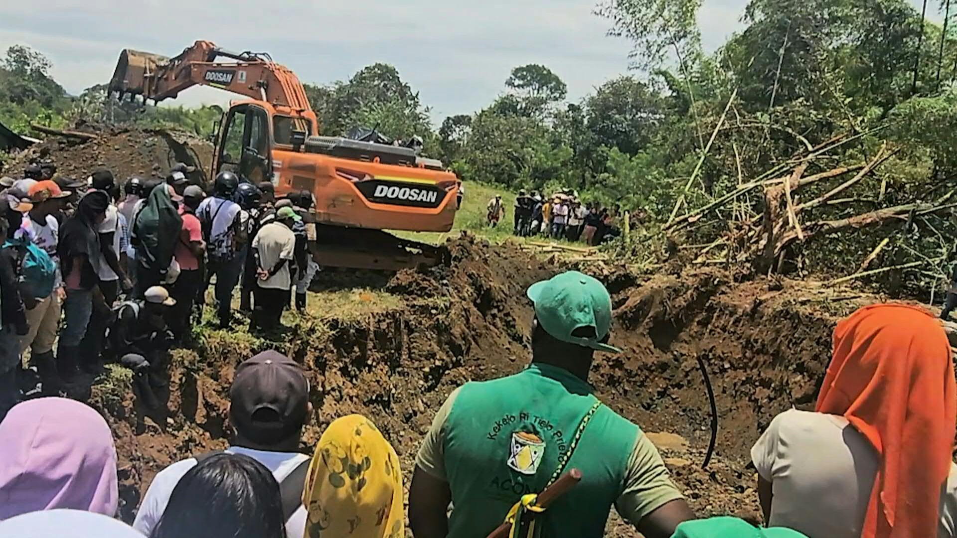 رجال الإنقاذ يبحثون عن عمال محاصرين بعد انهيار منجم ذهب بكولومبيا 