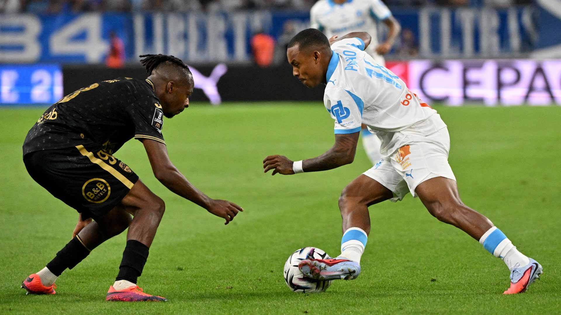 مرسيليا يقسو على لوريان في الدوري الفرنسي لكرة القدم  